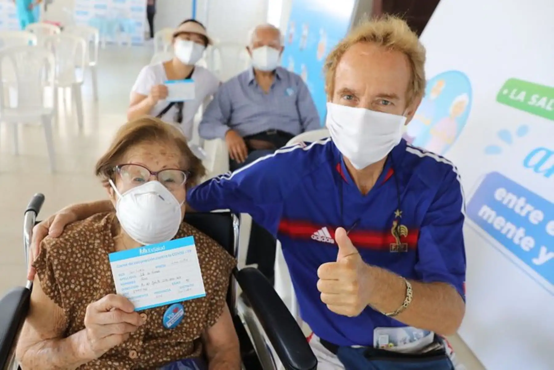 La presidenta ejecutiva de Essalud Fiorella Molinelli superviso  la marcha blanca de la jornada de vacunación de la primera dosis contra la covid-19, a nuestros adultos mayores de 85 años a más, en el  Auto Vacunatorio de la Explanada del Estadio Monumental. Foto. ANDINA/ Essalud