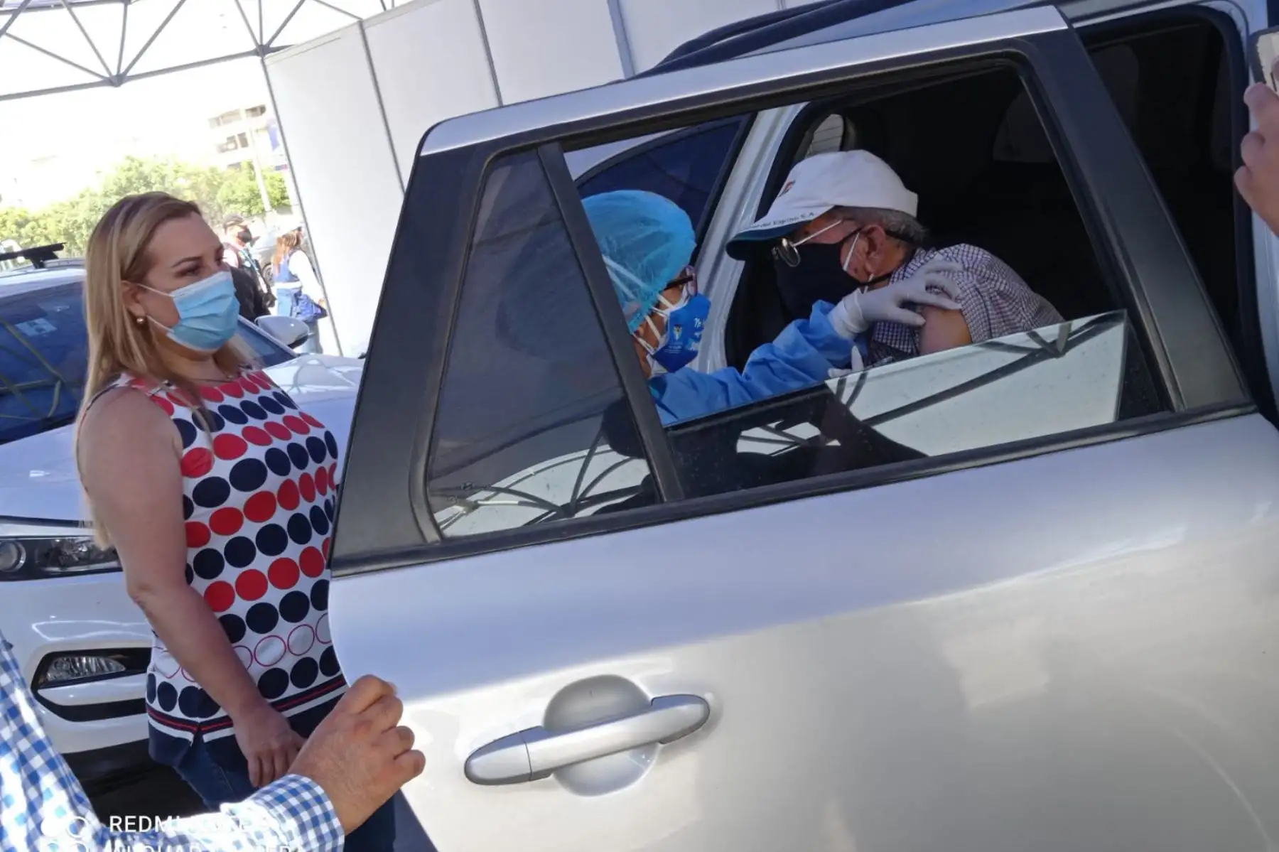 La presidenta ejecutiva de Essalud Fiorella Molinelli superviso  la marcha blanca de la jornada de vacunación de la primera dosis contra la covid-19, a nuestros adultos mayores de 85 años a más, en el  Auto Vacunatorio de la Explanada del Estadio Monumental. Foto. ANDINA/ Essalud