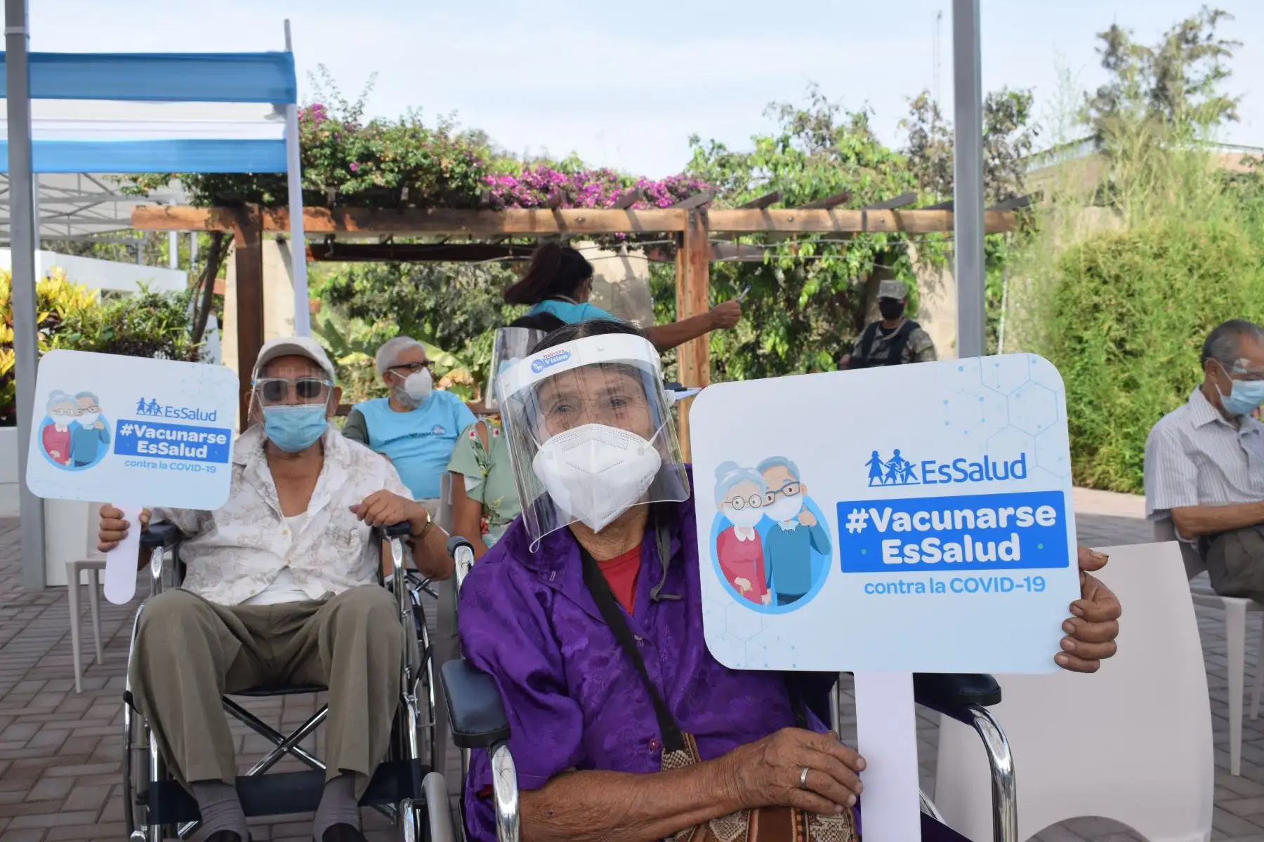 La presidenta ejecutiva de Essalud Fiorella Molinelli superviso  la marcha blanca de la jornada de vacunación de la primera dosis contra la covid-19, a nuestros adultos mayores de 85 años a más, en el  Auto Vacunatorio de la Explanada del Estadio Monumental. Foto. ANDINA/ Essalud