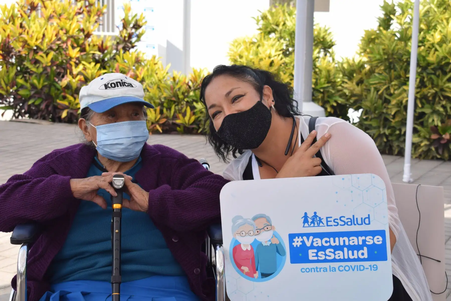 La presidenta ejecutiva de Essalud Fiorella Molinelli superviso  la marcha blanca de la jornada de vacunación de la primera dosis contra la covid-19, a nuestros adultos mayores de 85 años a más, en el  Auto Vacunatorio de la Explanada del Estadio Monumental. Foto. ANDINA/ Essalud