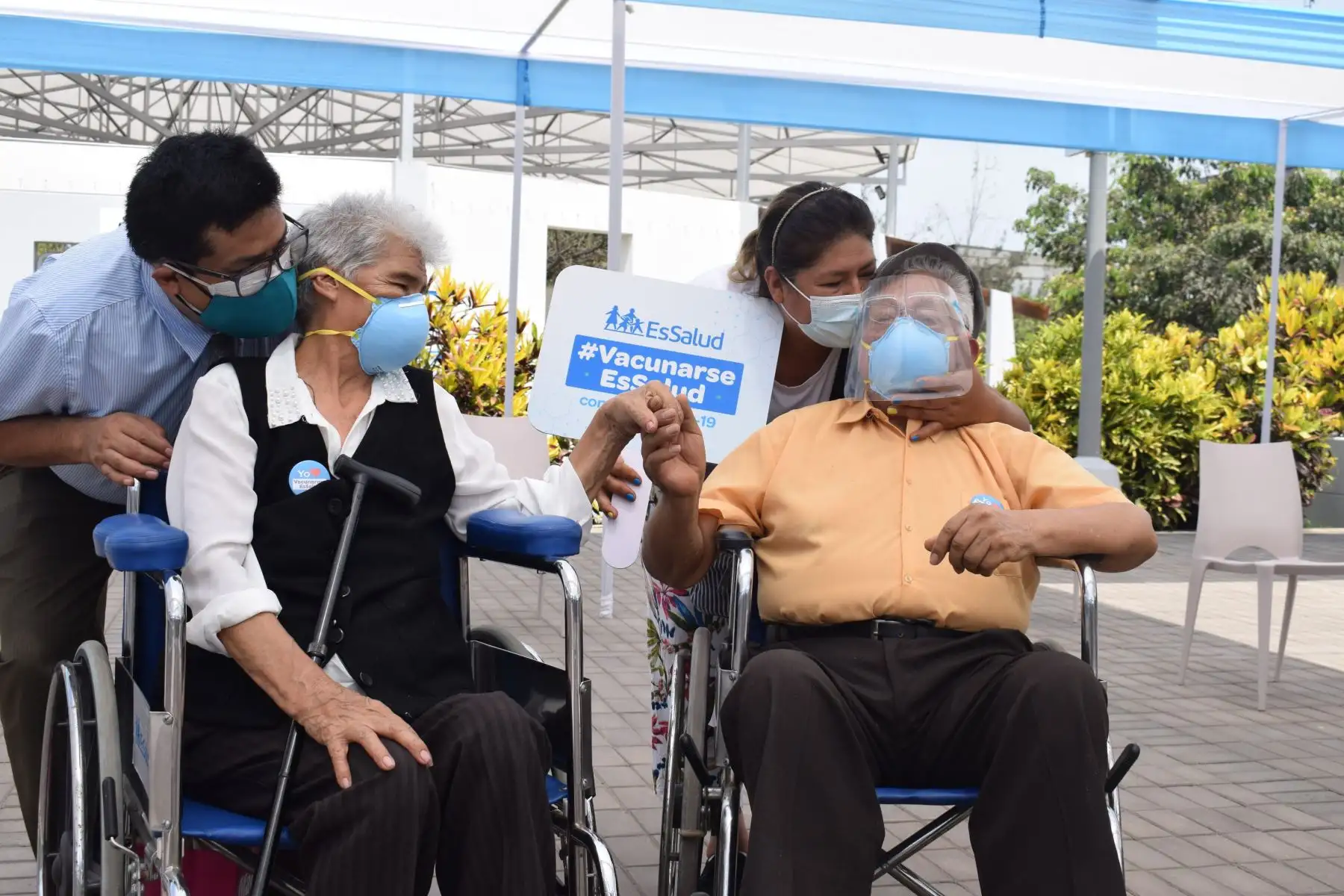 La presidenta ejecutiva de Essalud Fiorella Molinelli superviso  la marcha blanca de la jornada de vacunación de la primera dosis contra la covid-19, a nuestros adultos mayores de 85 años a más, en el  Auto Vacunatorio de la Explanada del Estadio Monumental. Foto. ANDINA/ Essalud