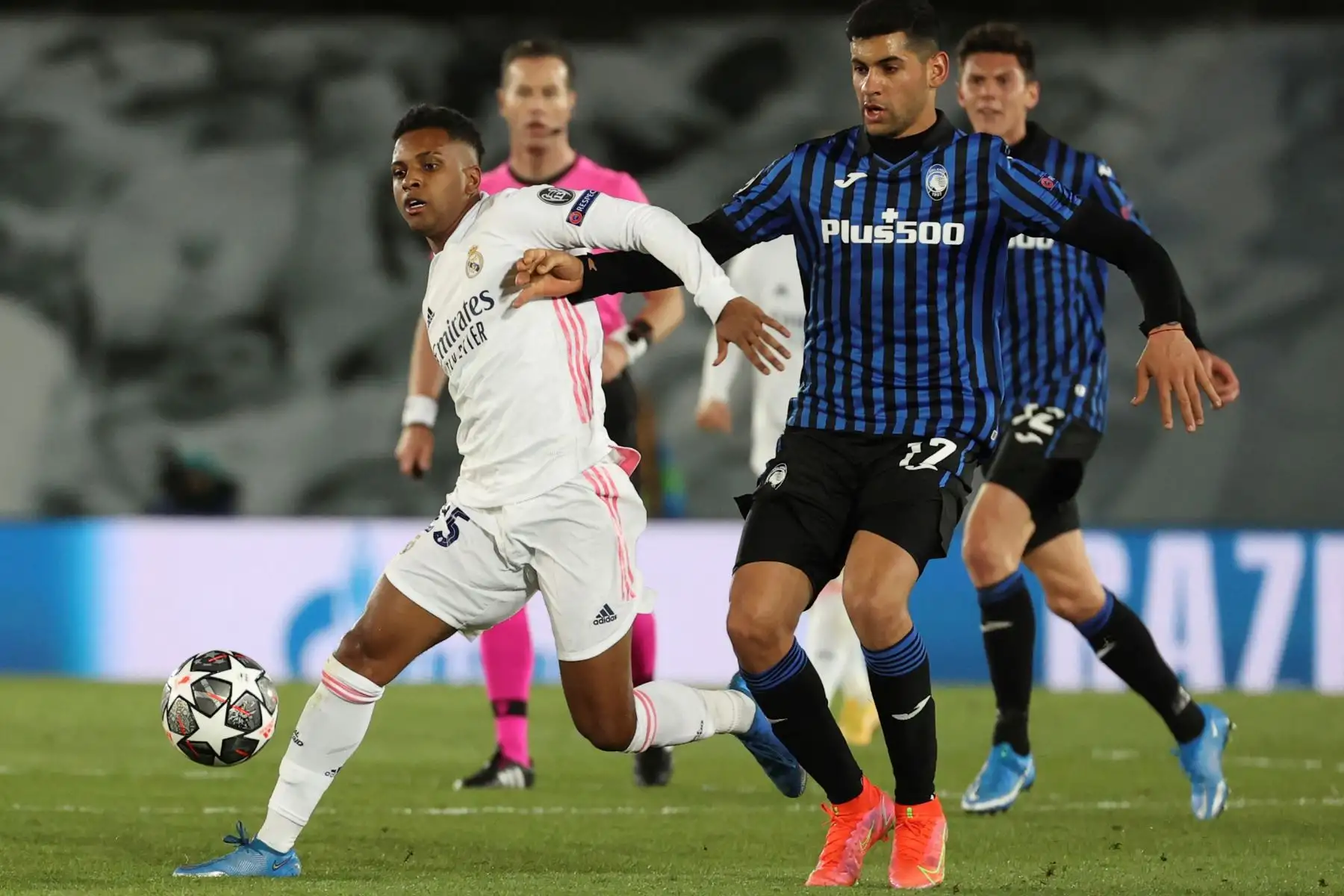 El delantero brasileño del Real Madrid Rodrygo Silva lucha con el argentino Cristian Romero, del Atalanta, durante el partido de vuelta de octavos de final de la Liga de Campeones.
Foto: EFE