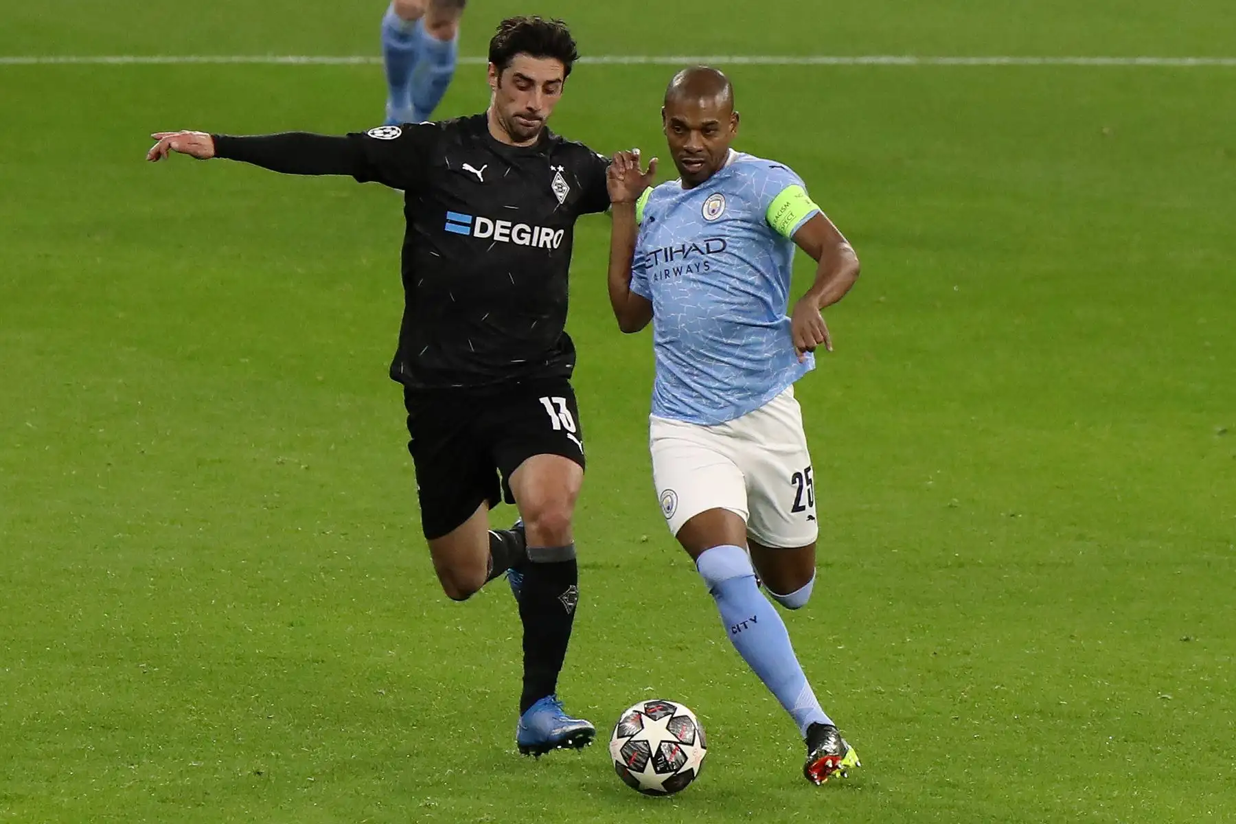 El delantero alemán del Borussia Moenchengladbach Lars Stindl compite con el centrocampista brasileño del Manchester City Fernandinho durante la Liga de Campeones de la UEFA, octavos de final, partido de vuelta entre el Manchester City y el Borussia Monchengladbach.
Foto: AFP