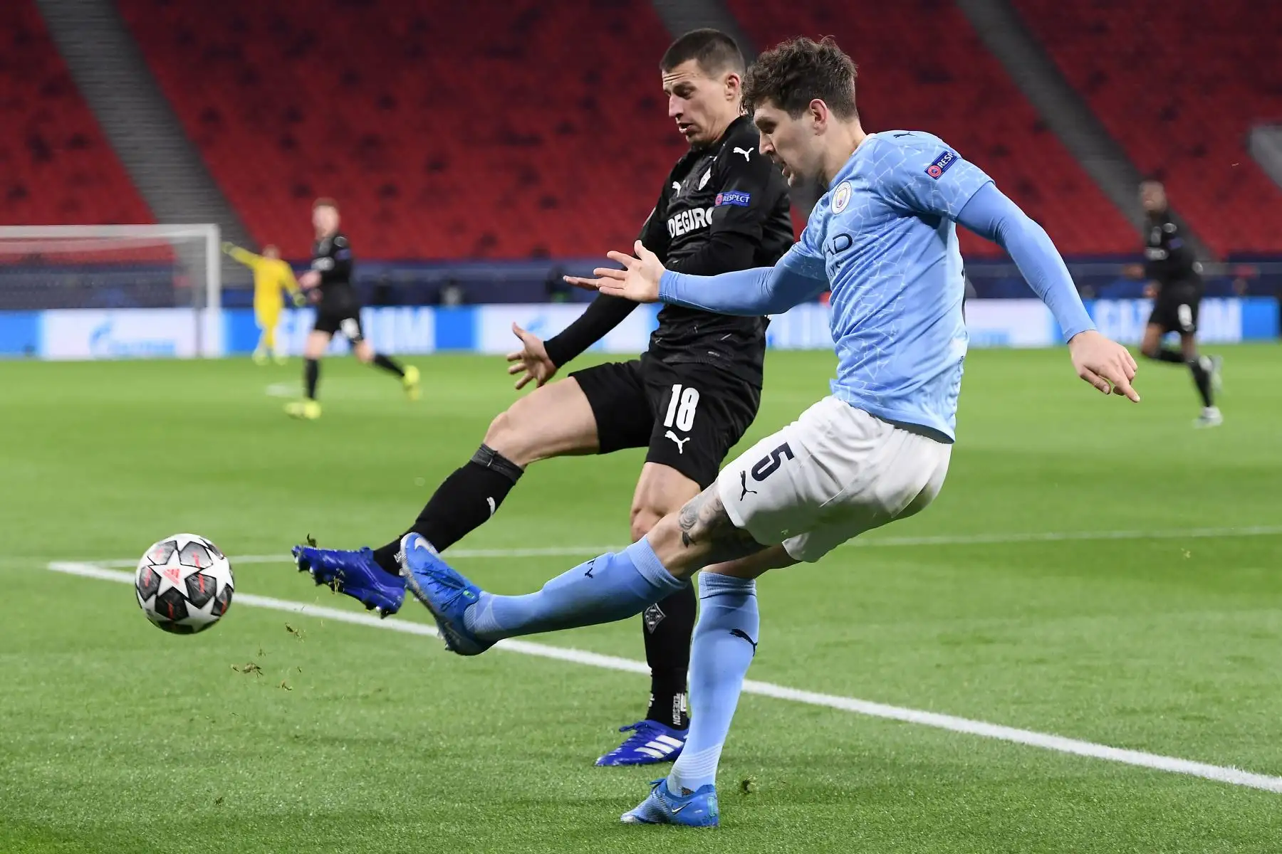 El defensor austríaco del Borussia Moenchengladbach Stefan Lainer compite con el defensor inglés del Manchester City John Stones durante la Liga de Campeones de la UEFA, octavos de final, partido de vuelta entre el Manchester City y el Borussia Monchengladbach.
Foto: AFP