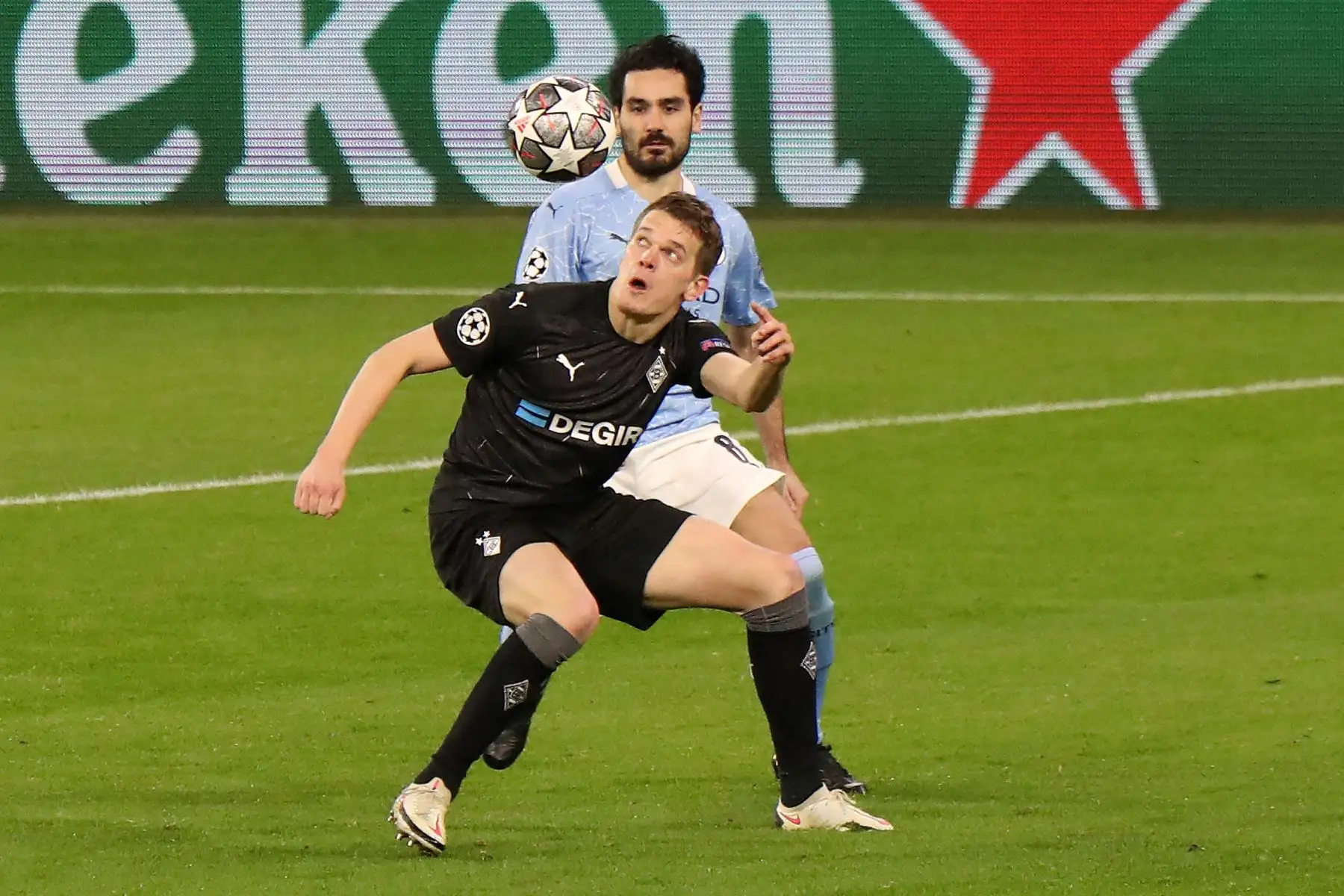 El centrocampista alemán del Manchester City Ilkay Gundogan  compite con el defensor alemán del Borussia Moenchengladbach Matthias Ginter durante la Liga de Campeones de la UEFA, octavos de final, partido de vuelta entre el Manchester City y el Borussia Monchengladbach.
Foto: AFP