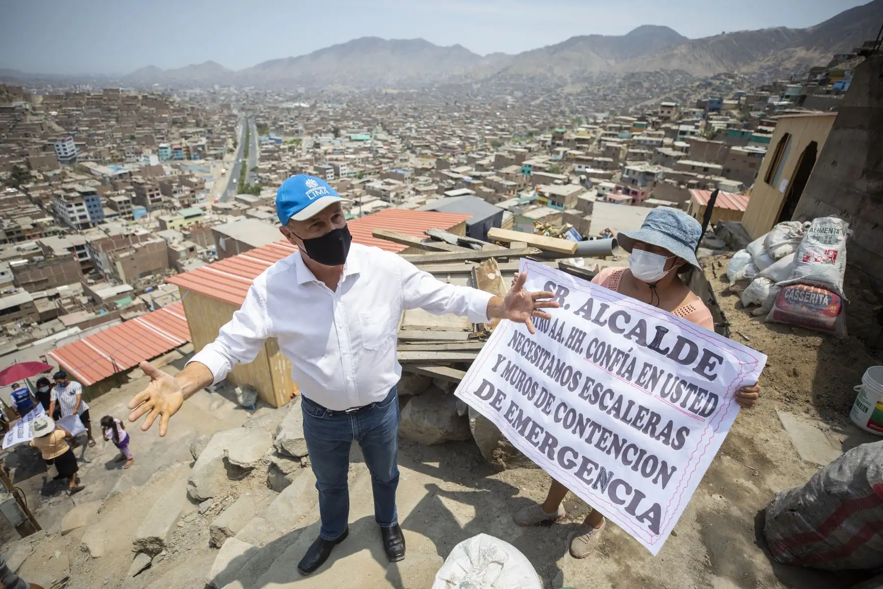 Alcalde de Lima, Jorge Muñoz informa sobre ejecución de nuevas escaleras tras incendio en Bayóvar - San Juan de Lurigancho.
Foto: Municipalidad de Lima