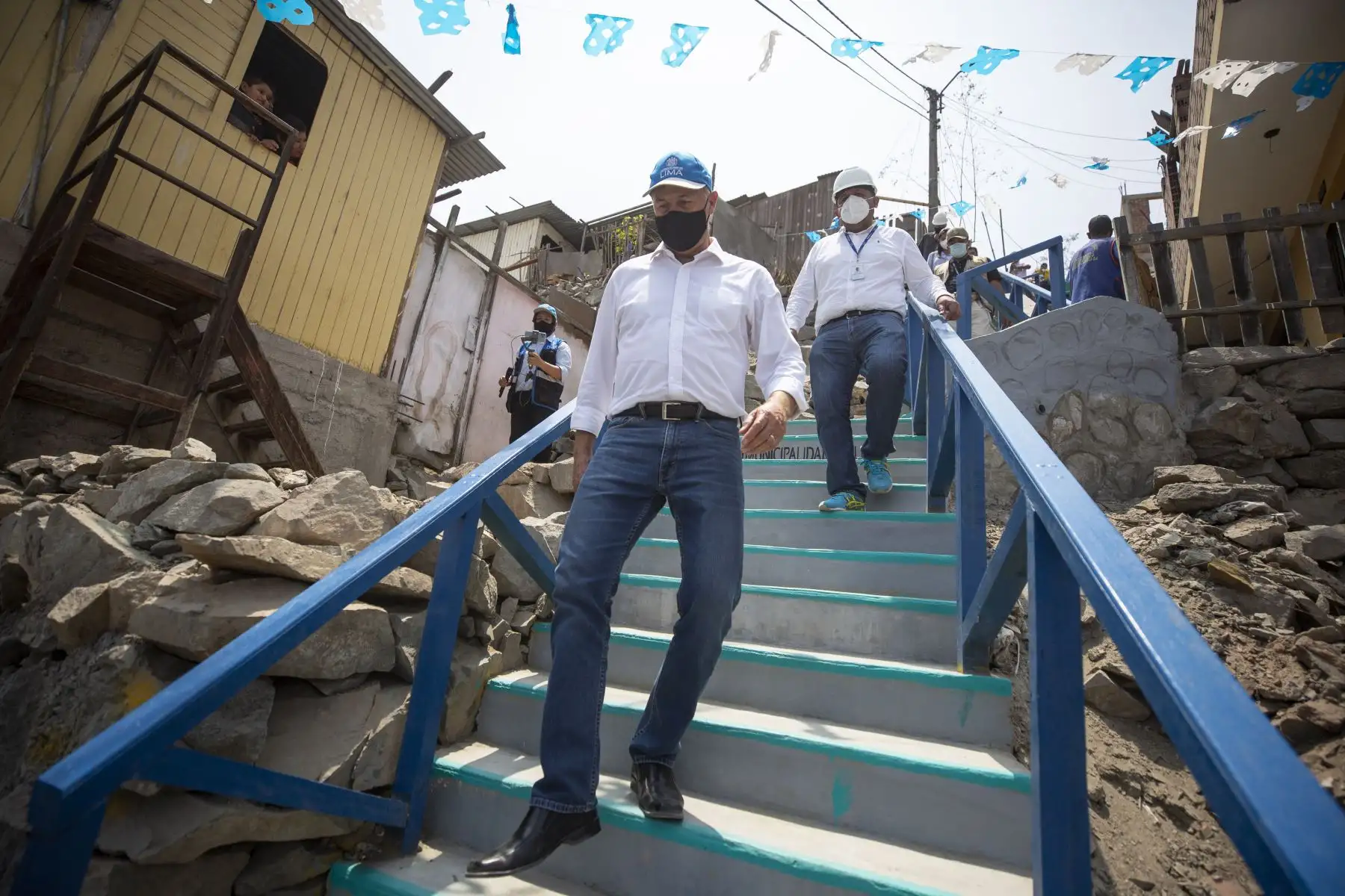 Alcalde de Lima, Jorge Muñoz informa sobre ejecución de nuevas escaleras tras incendio en Bayóvar - San Juan de Lurigancho.
Foto: Municipalidad de Lima
