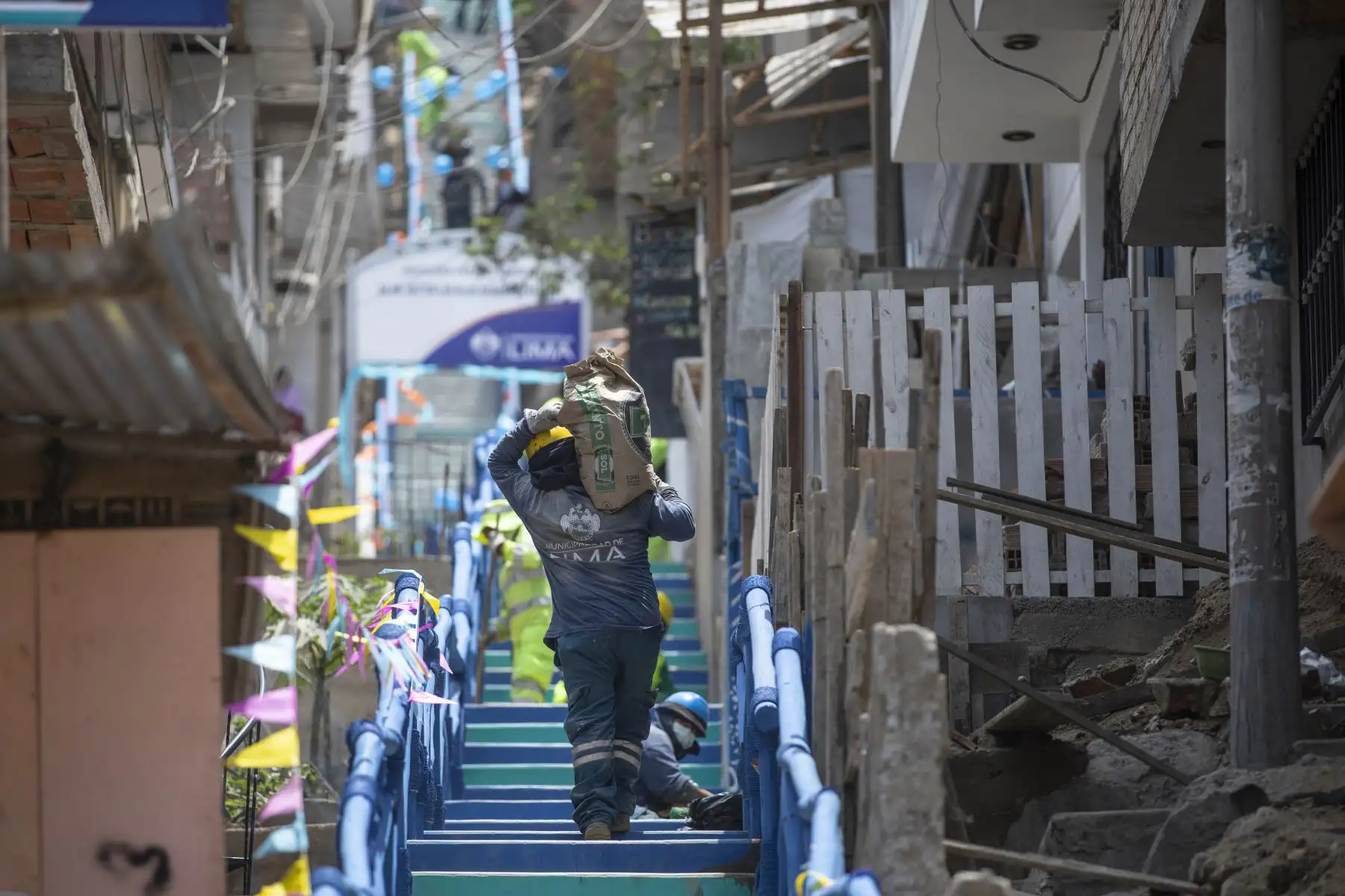 Alcalde de Lima, Jorge Muñoz informa sobre ejecución de nuevas escaleras tras incendio en Bayóvar - San Juan de Lurigancho.
Foto: Municipalidad de Lima