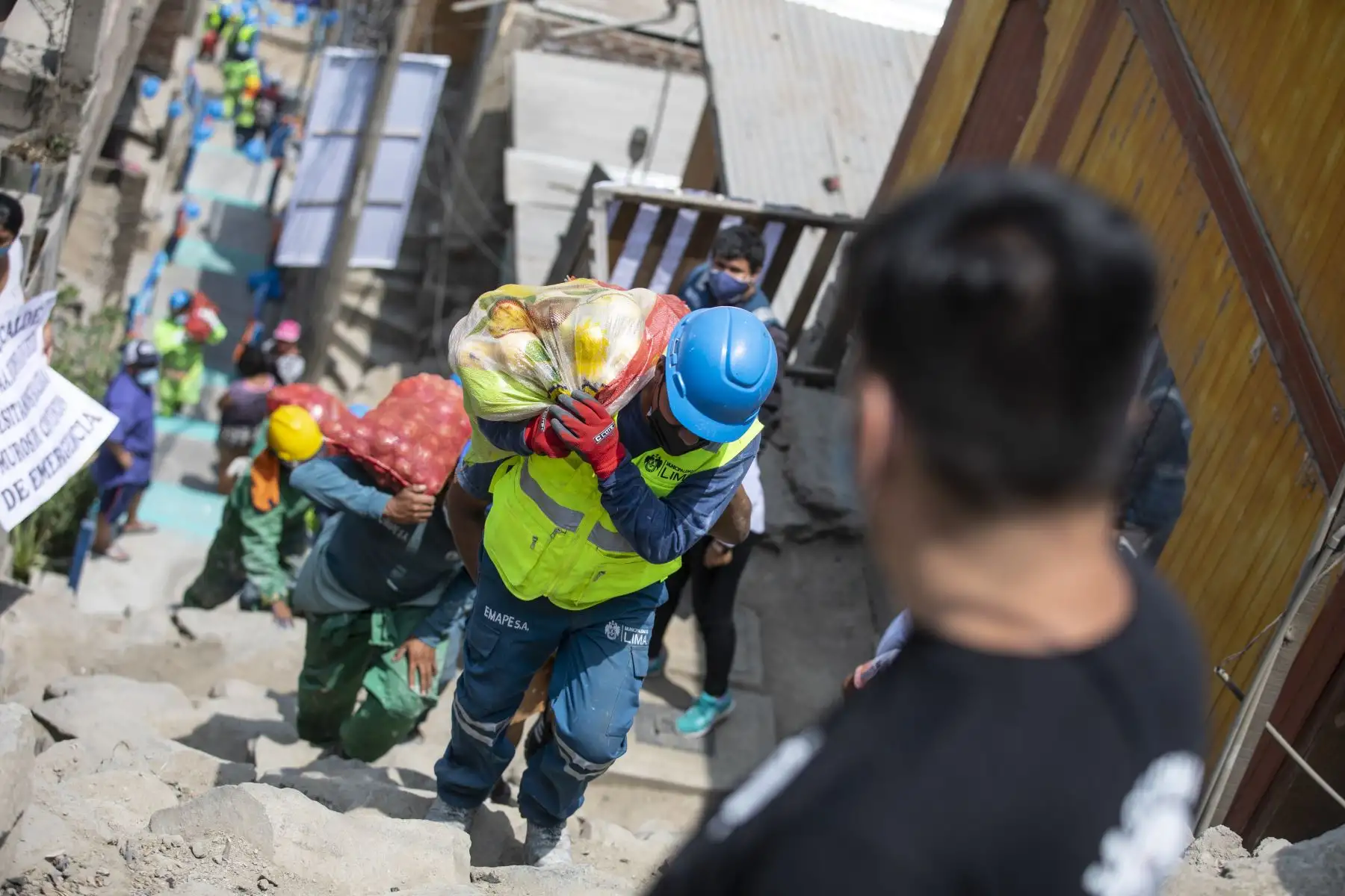 Alcalde de Lima, Jorge Muñoz informa sobre ejecución de nuevas escaleras tras incendio en Bayóvar - San Juan de Lurigancho.
Foto: Municipalidad de Lima