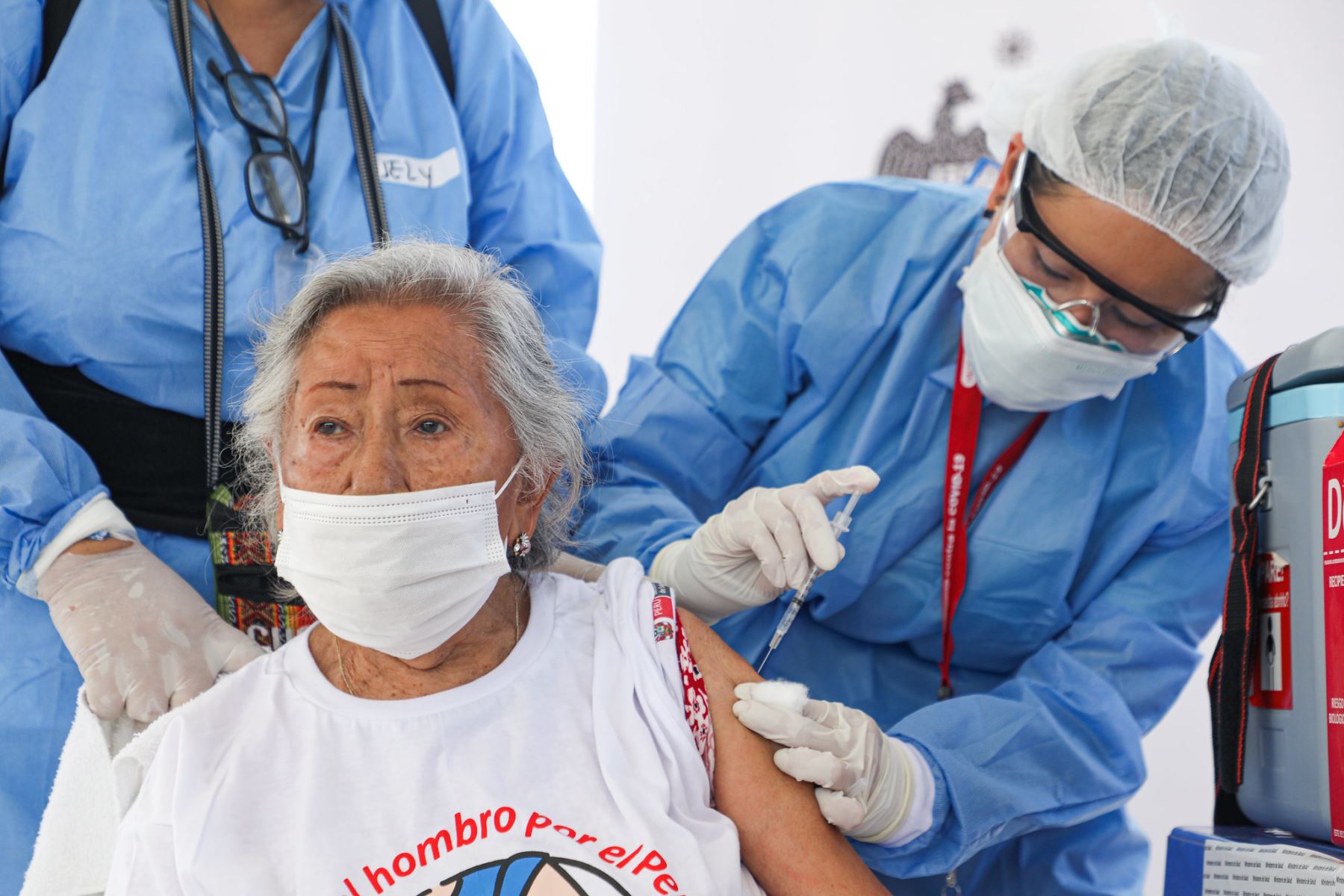 Juliana Rolando Rolando, de 103 años, fue la primera en recibir la vacuna y tiene más de 40 años en el recinto.