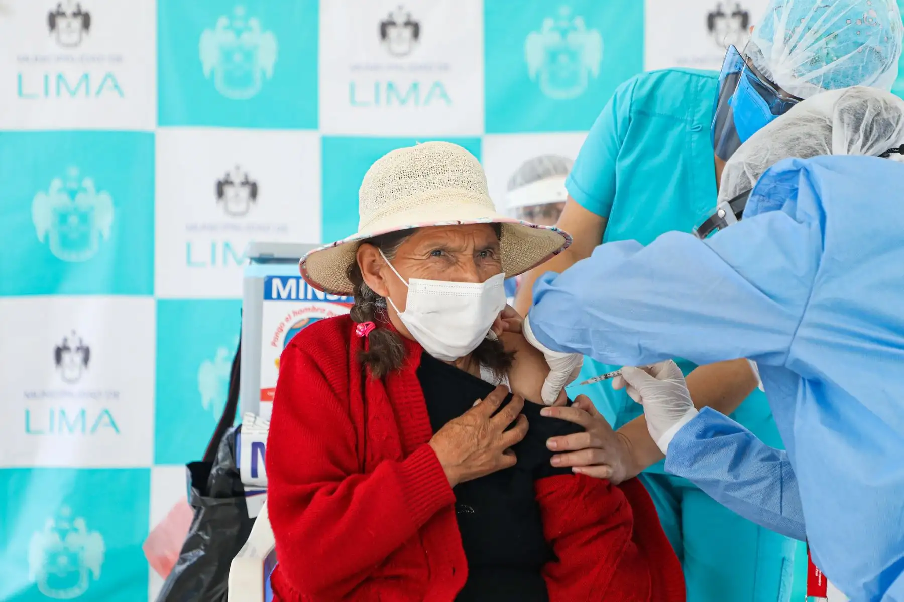 Cumpliendo con el plan de vacunación para combatir el COVID-19, 119 adultos mayores del albergue municipal María Rosario Aráoz, ubicado en San Juan de Miraflores, recibieron la primera dosis de la vacuna.
Foto: Municipalidad de Lima