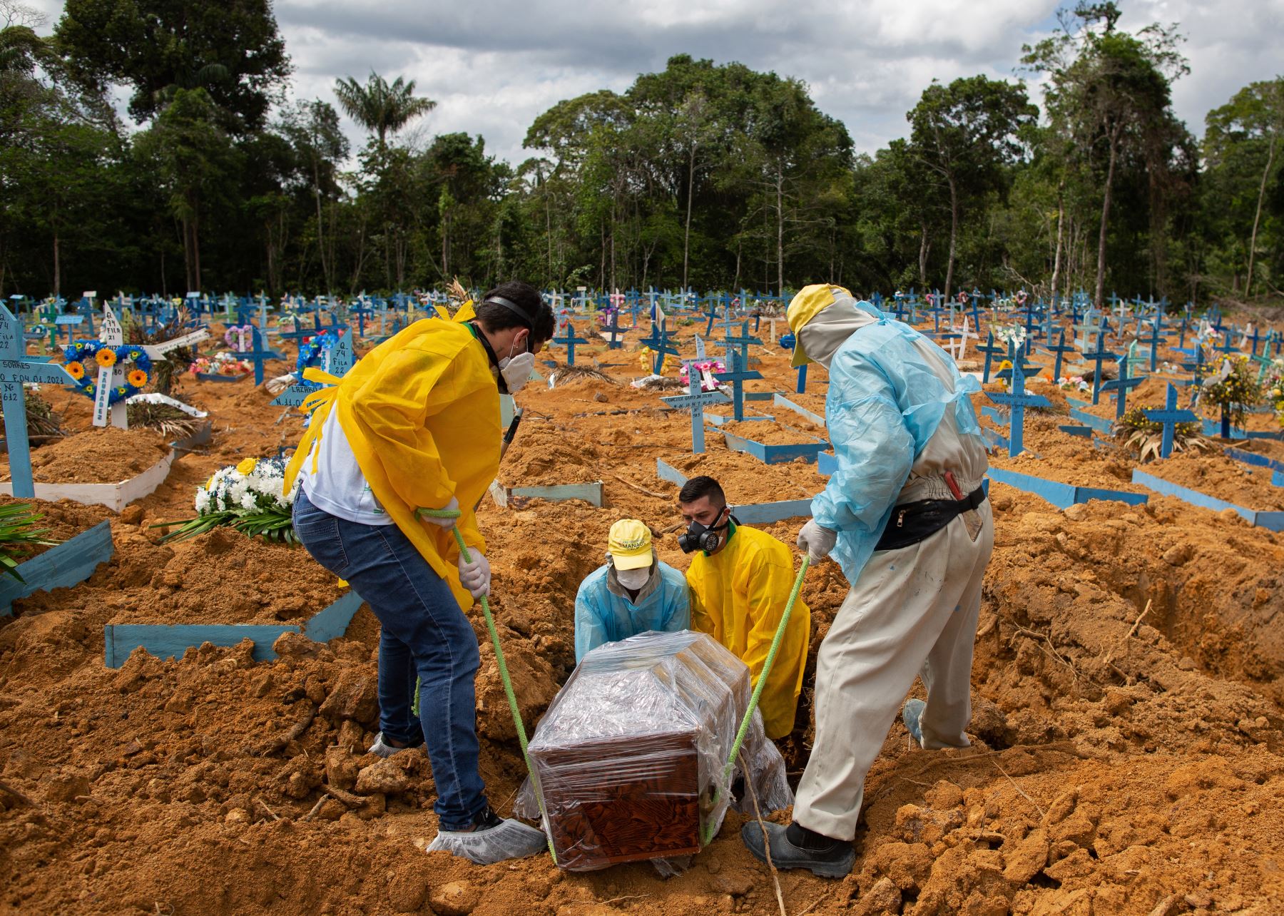 El feroz repunte de la pandemia en Brasil podría dejar pronto unos 3,000 muertos diarios. Foto: AFP
