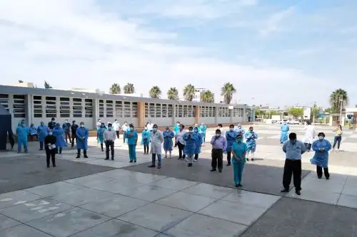 El director del hospital pidió a sus colegas y demás trabajadores renovar su compromiso y seguir batallando contra el enemigo invisible. Foto: Difusión