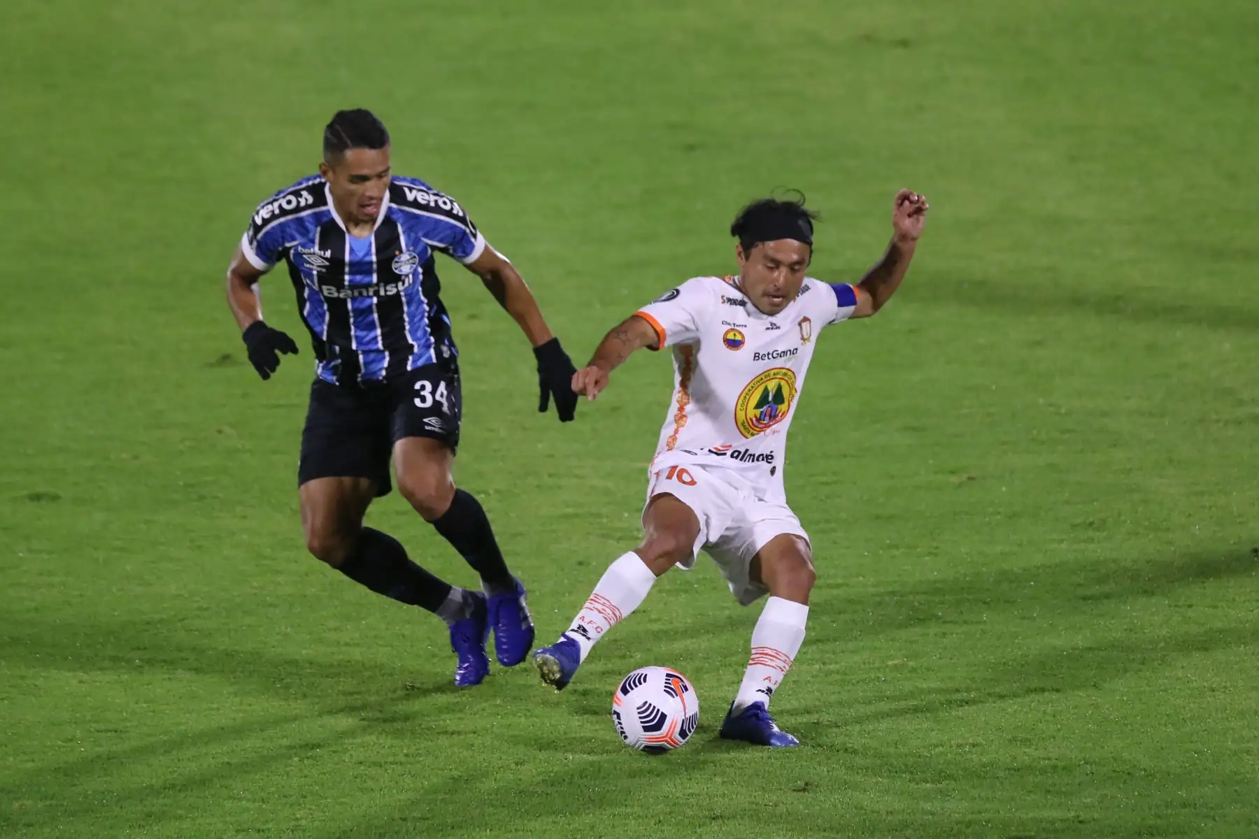 El jugador Roberto Ardiles de Ayacucho FC disputa el balón con el jugador del Gremio de Brasil en el partido de vuelta por la Fase 2 de la Copa Libertadores 2021 en el estadio Olímpico de Atahualpa.
Foto: @Libertadores