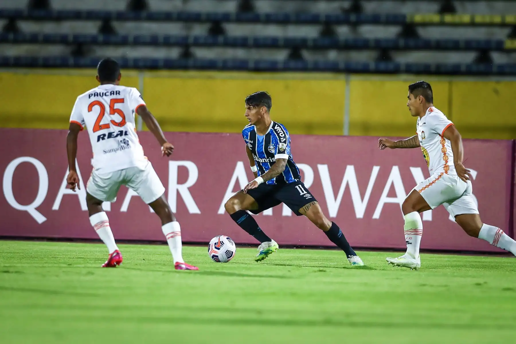 El jugador E. Paucar  de Ayacucho FC disputa el balón con el jugador del Gremio de Brasil en el partido de vuelta por la Fase 2 de la Copa Libertadores 2021 en el estadio Olímpico de Atahualpa.
Foto: @Gremio