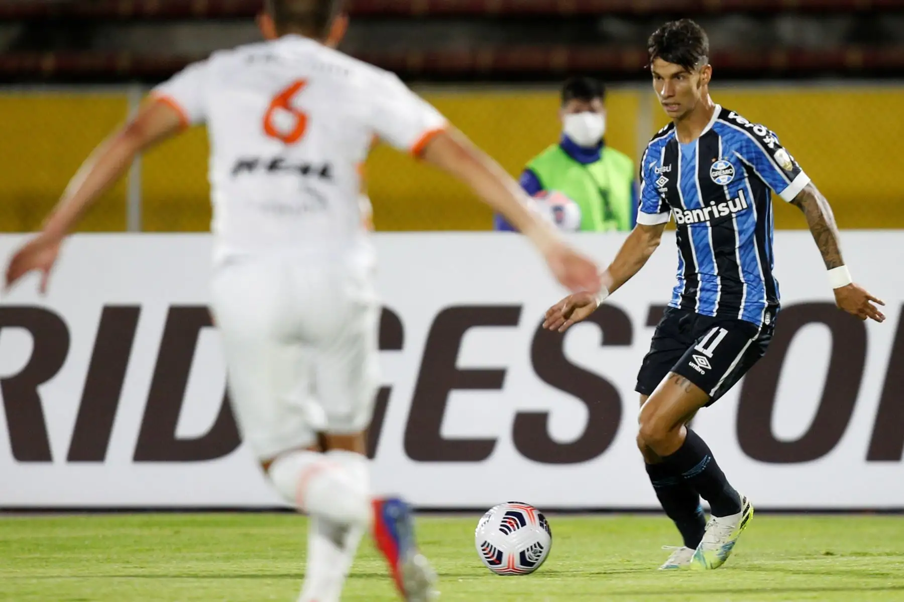 Aldemir dos Santos de Gremio avanza con el balón, en un partido de la Copa Libertadores entre Ayacucho FC y Gremio en el estadio Olímpico Atahualpa en Quito de Ecuador.
Foto: EFE