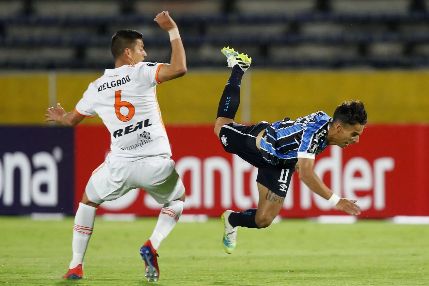 Marcos Delgado de Ayacucho choca con Aldemir dos Santos de Gremio hoy, en un partido de la Copa Libertadores entre Ayacucho FC y Gremio en el estadio en el estadio Olímpico Atahualpa en Quito de Ecuador.
Foto: EFE