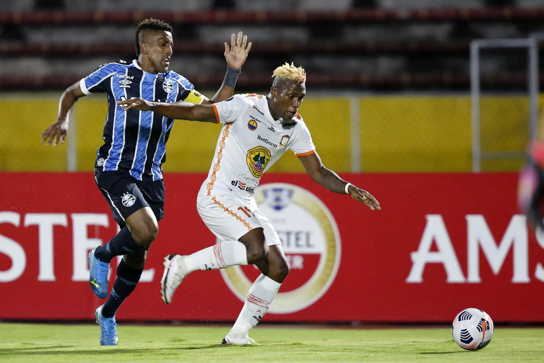 El brasileño Gremio Bruno Cortes y el peruano Ayacucho Roberto Villamarín compiten por el balón durante el partido de segunda ronda de la Copa Libertadores en el Estadio Olímpico Atahualpa en Quito.
Foto: AFP