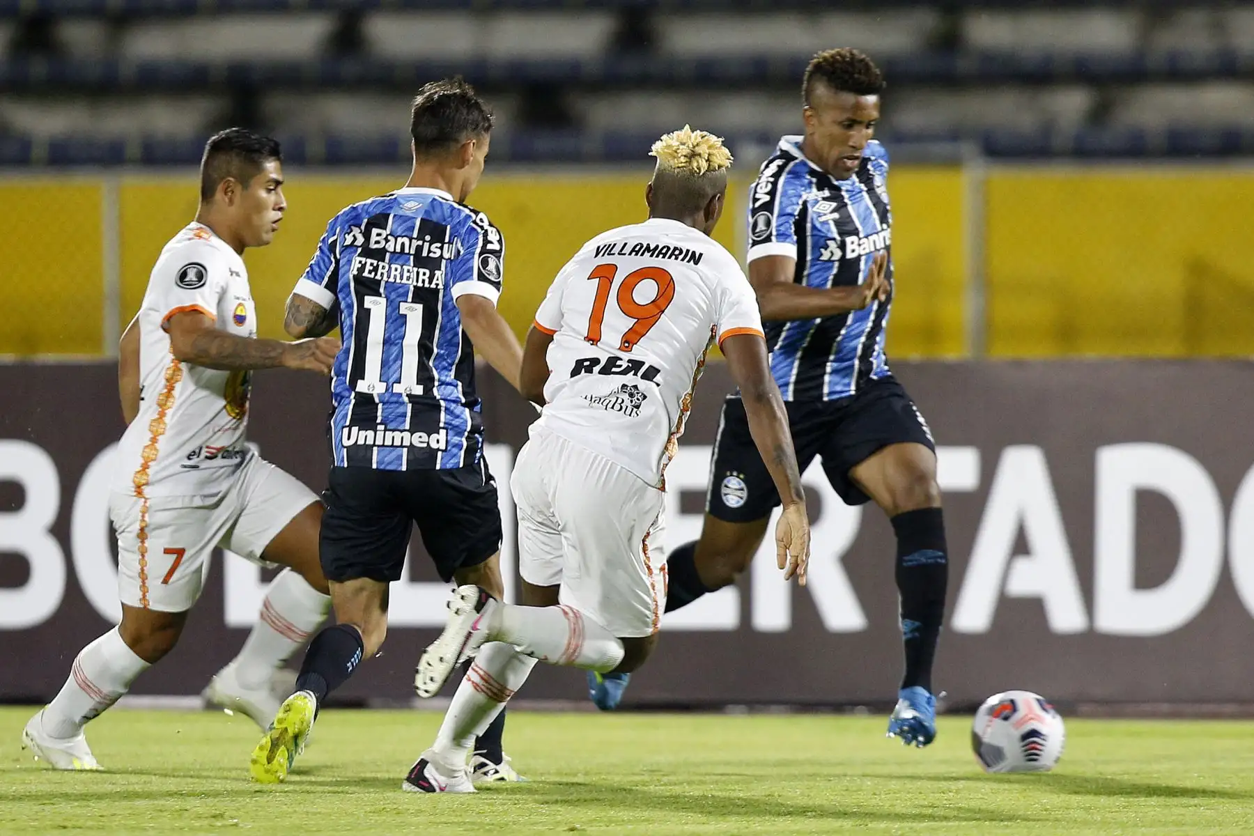 El brasileño Gremio Bruno Cortes controla el balón en su partido de la segunda ronda del torneo de fútbol Copa Libertadores en el Estadio Olímpico Atahualpa en Quito.
Foto: AFP