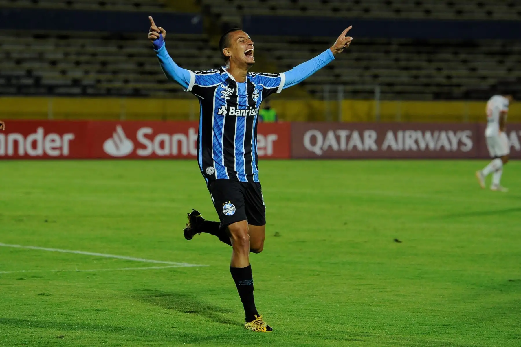 Ricardo Viana de Gremio celebra un gol, en un partido de la Copa Libertadores entre Ayacucho FC y Gremio en el estadio Olímpico Atahualpa en Quito - Ecuador.
Foto: EFE