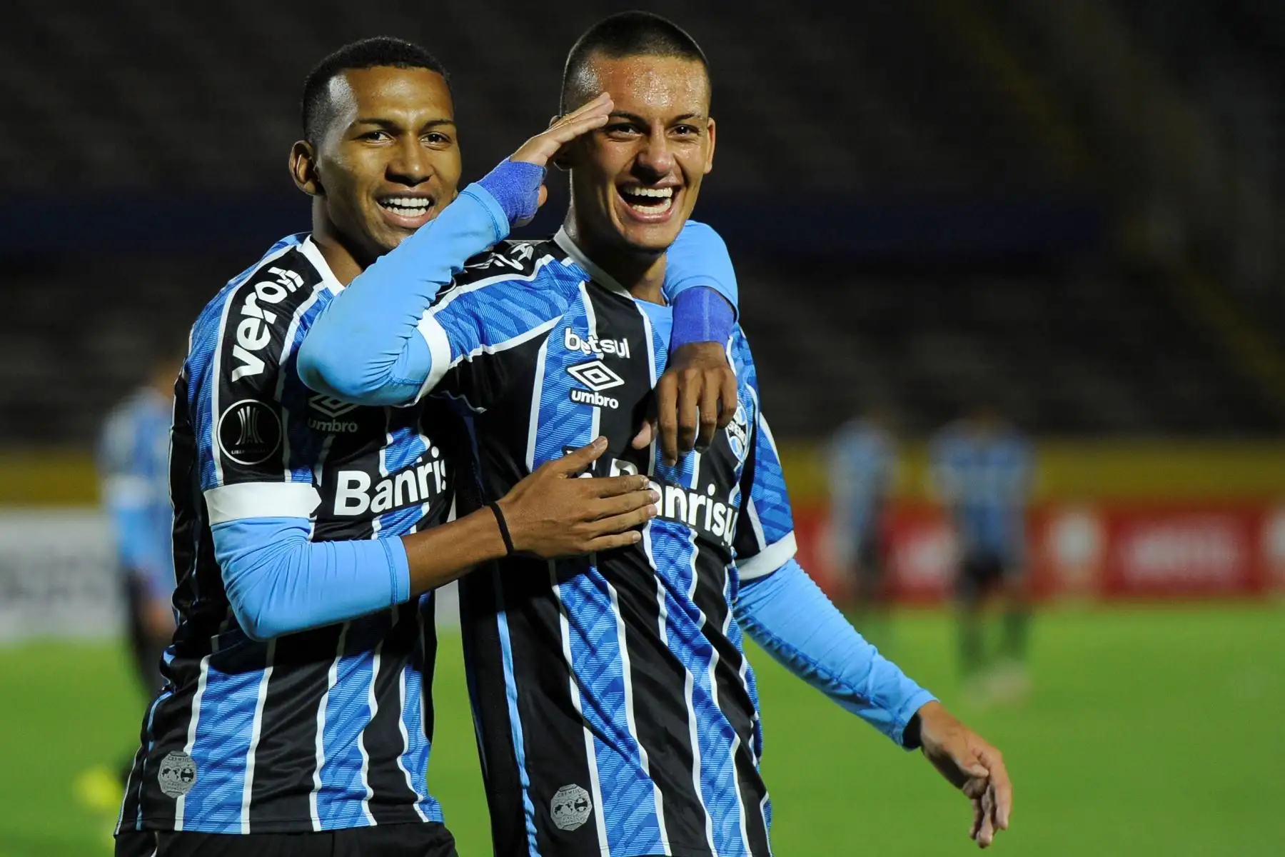 Ricardo Viana de Gremio celebra un gol , en un partido de la Copa Libertadores entre Ayacucho FC y Gremio en el estadio en el estadio Olímpico Atahualpa en Quito ,Ecuador. 
Foto: EFE