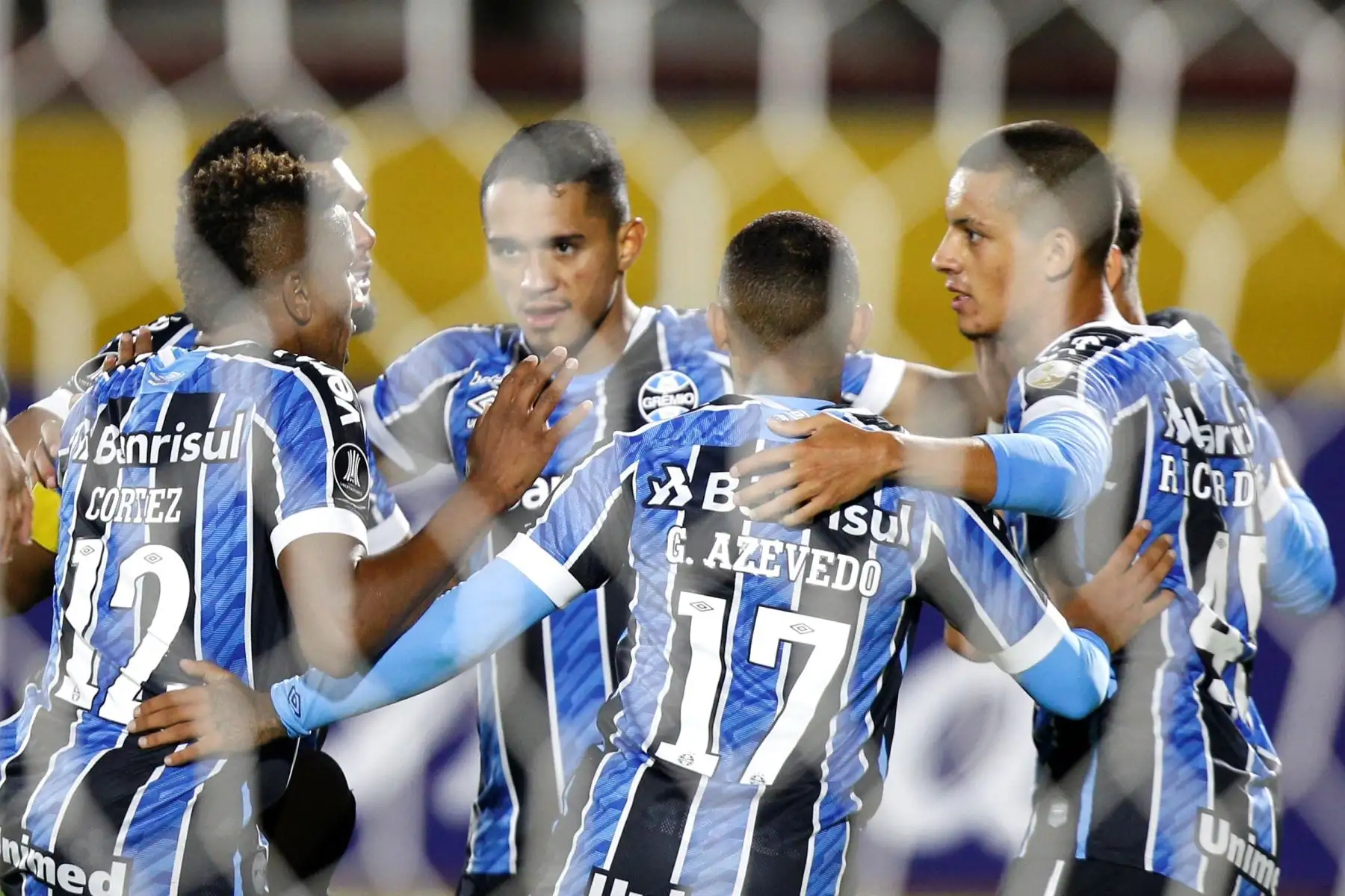 Jugadores de Gremio celebran un gol de Aldemir dos Santos, en un partido de la Copa Libertadores entre Ayacucho FC y Gremio en el estadio en el estadio Olímpico Atahualpa en Quito. 
Foto: AFP
