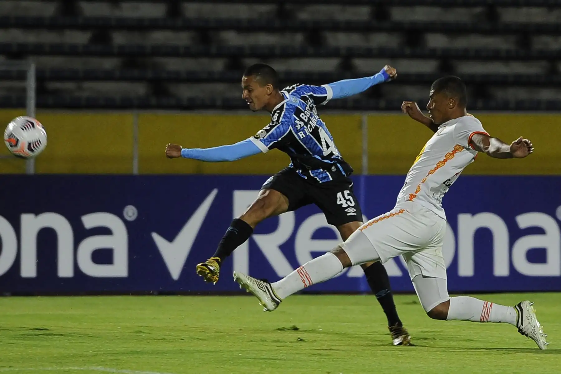 El brasileño Gremio Ricardinho y el peruano Ayacucho Minzun Quina compiten por el balón durante el partido de la segunda ronda del torneo de fútbol Copa Libertadores en el Estadio Olímpico Atahualpa en Quito.
Foto: AFP