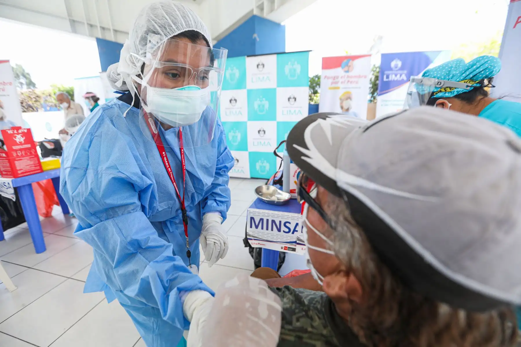 Vacunación a adultos mayores en el albergue Aráoz-5.
Foto: Municipalidad de Lima