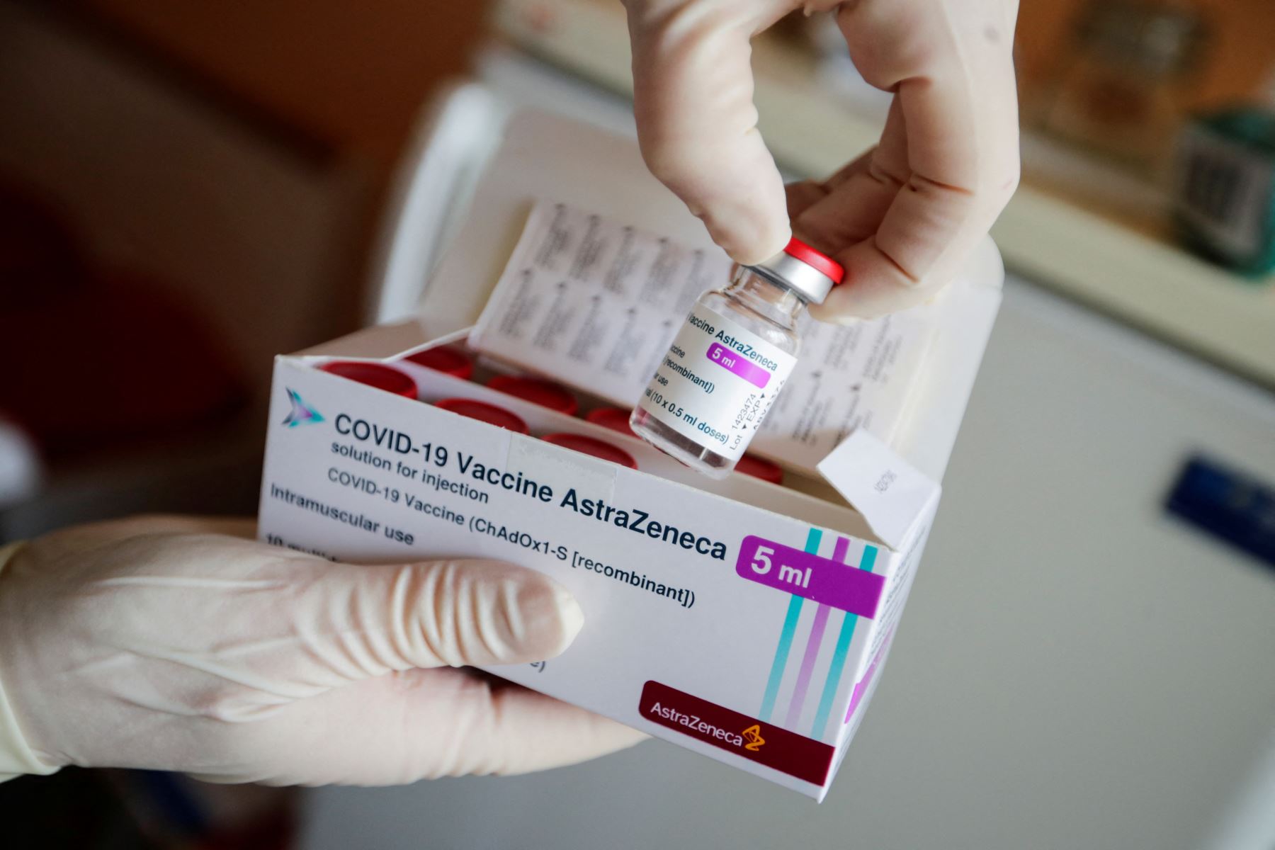 En medio de la polémica por la vacuna AztraZeneca, Europa acumula 900,000 muertos y varios países toman medidas. Foto: AFP.