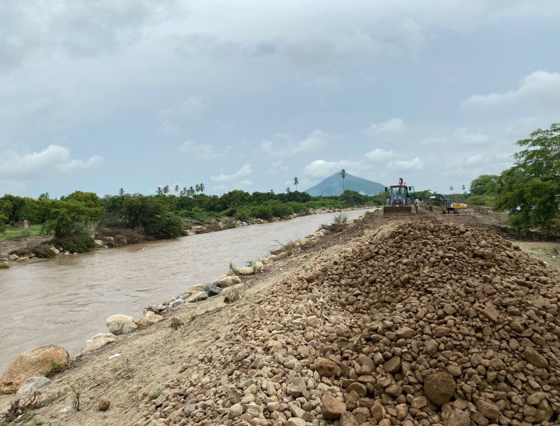 Maquinaria pesada realiza limpieza de ríos, quebradas y drenes en zonas afectadas por lluvias intensas en la región Piura. ANDINA/Difusión