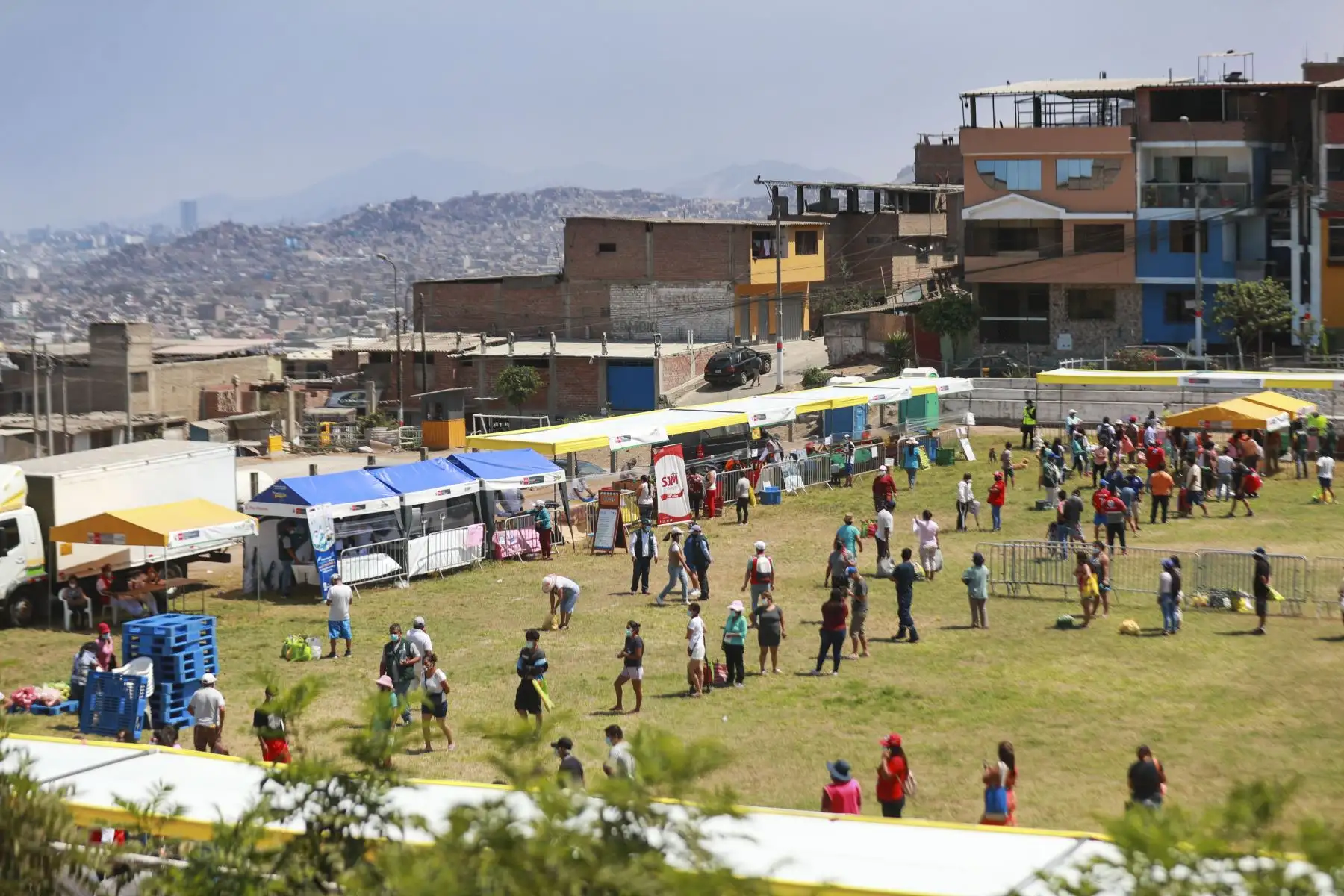 El Mercados Midagri De la Chacra a la Olla 2021 llega con más de 29 toneladas de productos de primera necesidad, a precios sociales para comedores populares, ollas comunes y familias vulnerables de San Juan de Miraflores. Foto: ANDINA/Carla Patiño