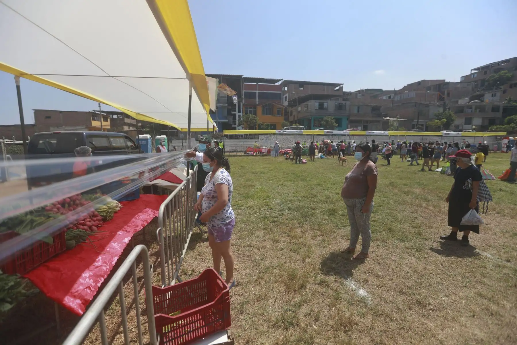 El Mercados Midagri De la Chacra a la Olla 2021 llega con más de 29 toneladas de productos de primera necesidad, a precios sociales para comedores populares, ollas comunes y familias vulnerables de San Juan de Miraflores. Foto: ANDINA/Carla Patiño