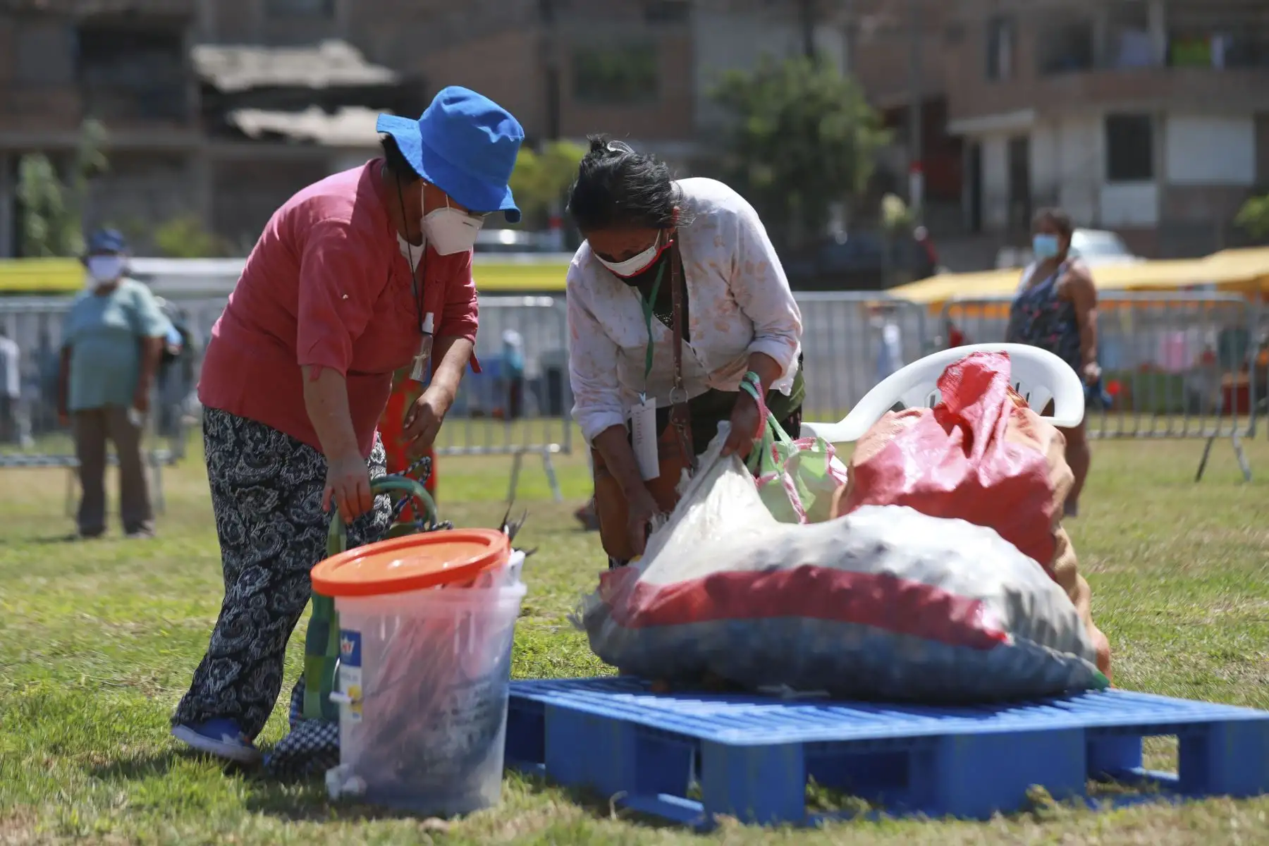 Durante el 2020 y inicios del 2021 los mercados itinerantes De La Chacra a la Olla ha logrado abastecer a un total de 1’616,100 familias en todo el país con productos de calidad y beneficiando directamente con 36,786 productores agropecuarios. Foto: ANDINA/Carla Patiño