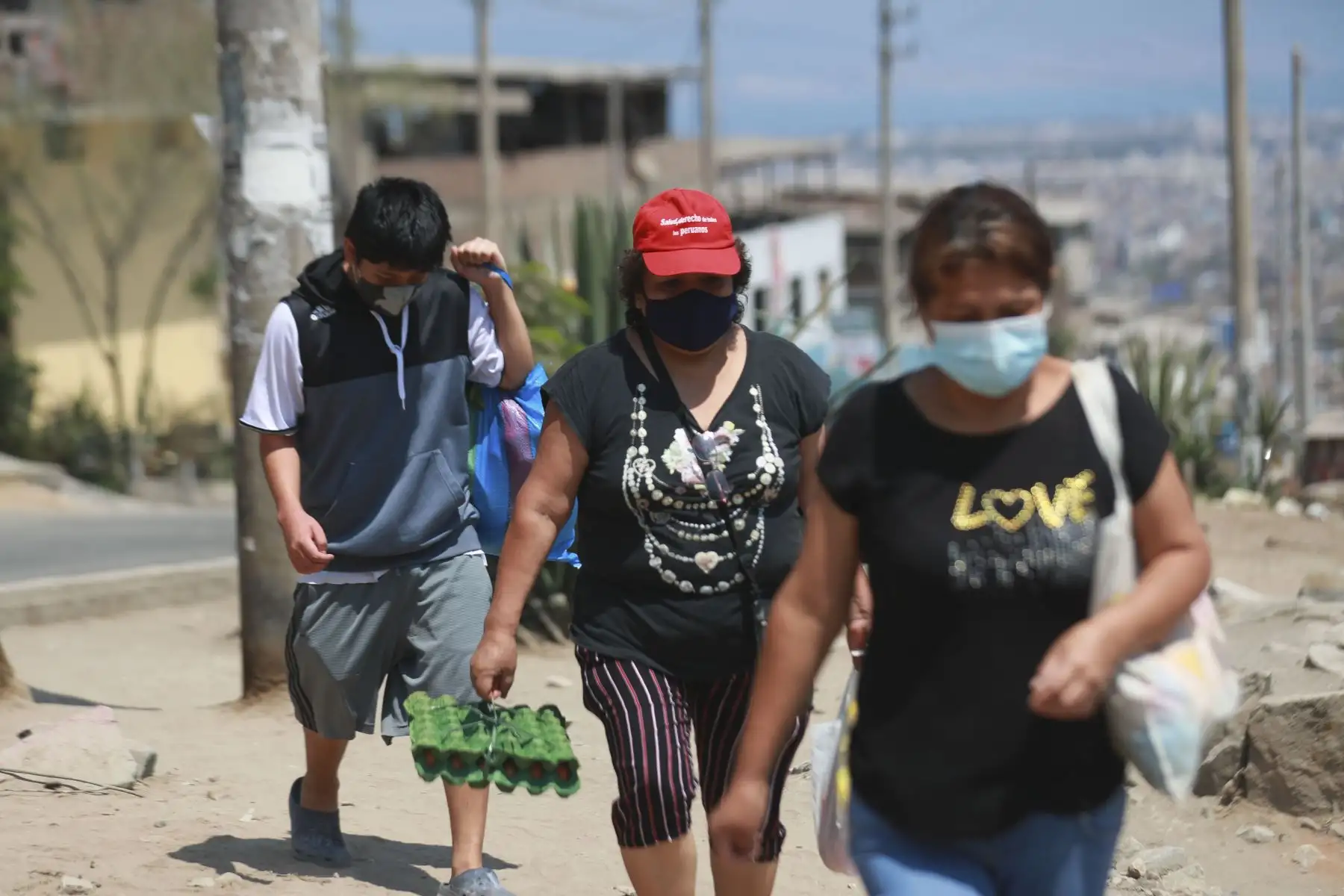 Buenos son los productos que ofrecen directamente los productores agrarios al público en los Mercados Midagri De la Chacra a la Olla, que nacieron en medio de la pandemia y que suman más de 2,000 desde abril del 2020. Continuarán durante este año. Foto: ANDINA/Carla Patiño