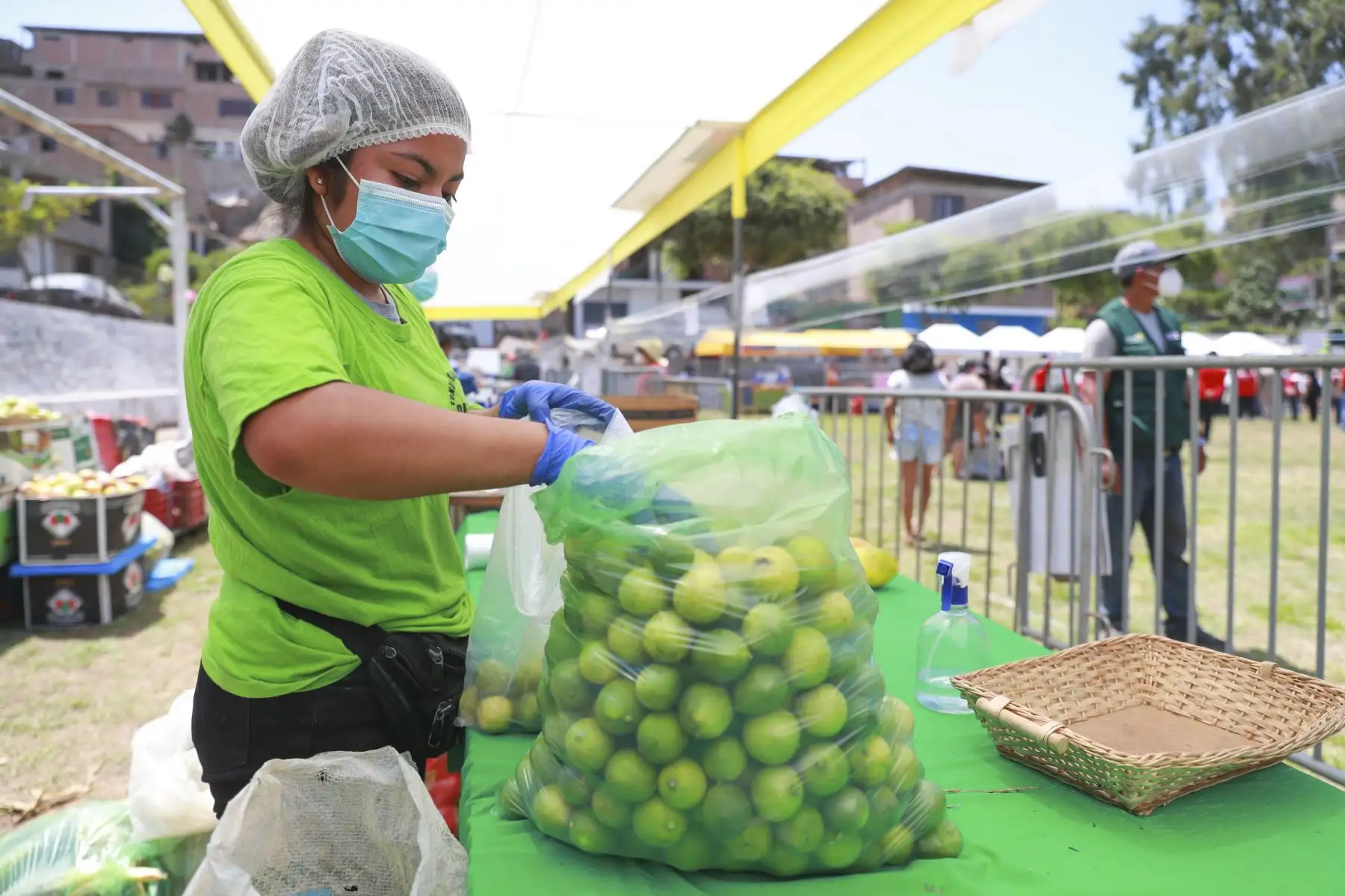 Mayra Huayanga tiene 19 años y es productora de limón y frutas del Fundo Guadalupe de Lambayeque, ha participado en más de 100 mercados De La Chacra a la Olla durante la pandemia. Foto: ANDINA/Carla Patiño