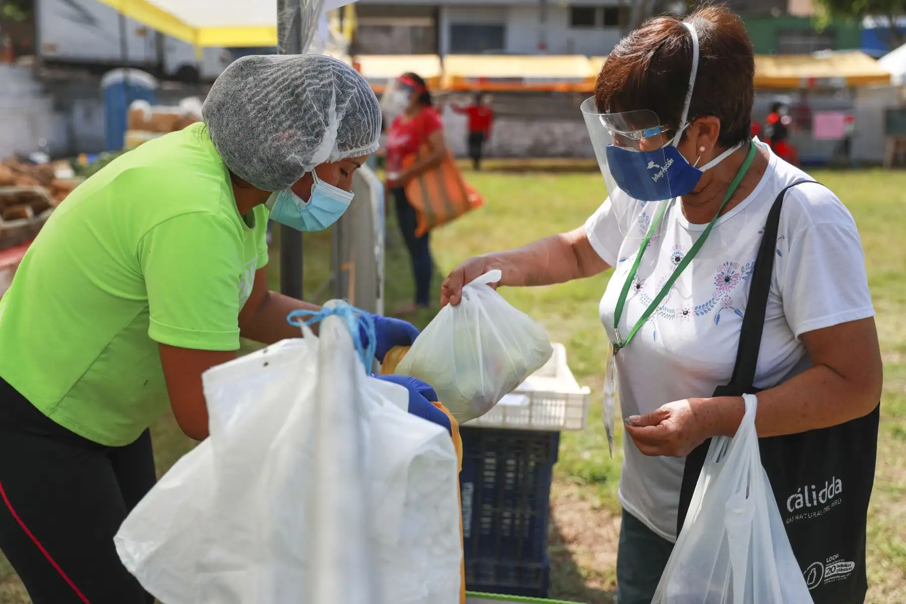 Gloria Espino tiene 22 años y es productora de manzanas del Valle de Mala, ha participado en todos los mercados De La Chacra a la Olla durante la pandemia y ha vendido más de una tonelada y media de manzanas en un solo día. Foto: ANDINA/Carla Patiño