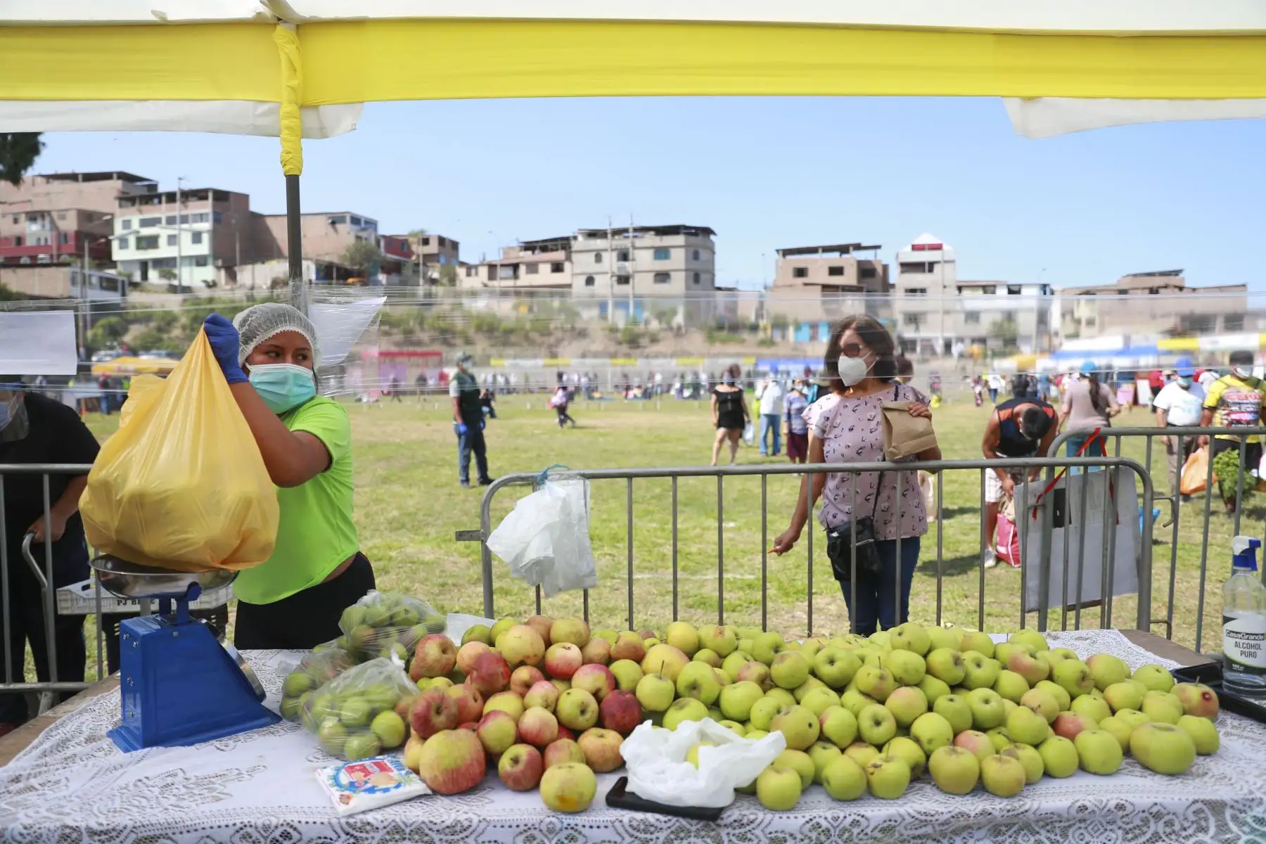 Gloria Espino tiene 22 años y es productora de manzanas del Valle de Mala, ha participado en todos los mercados De La Chacra a la Olla durante la pandemia y ha vendido más de una tonelada y media de manzanas en un solo día. Foto: ANDINA/Carla Patiño