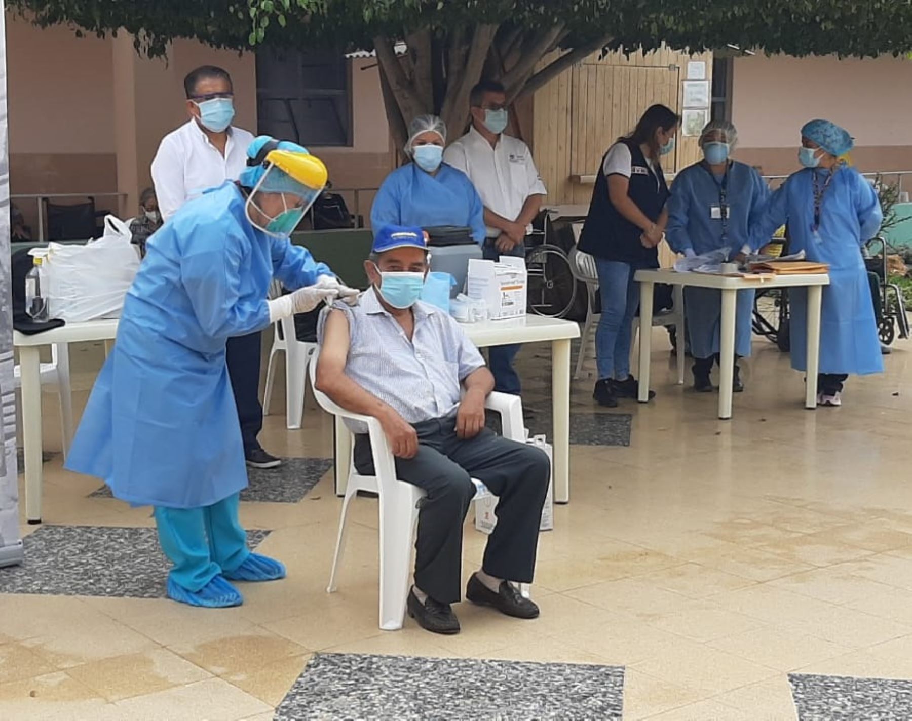 Esta mañana se inició en Trujillo el proceso de inoculación de las vacunas Pfizer a los adultos mayores de la región La Libertad. ANDINA/Difusión