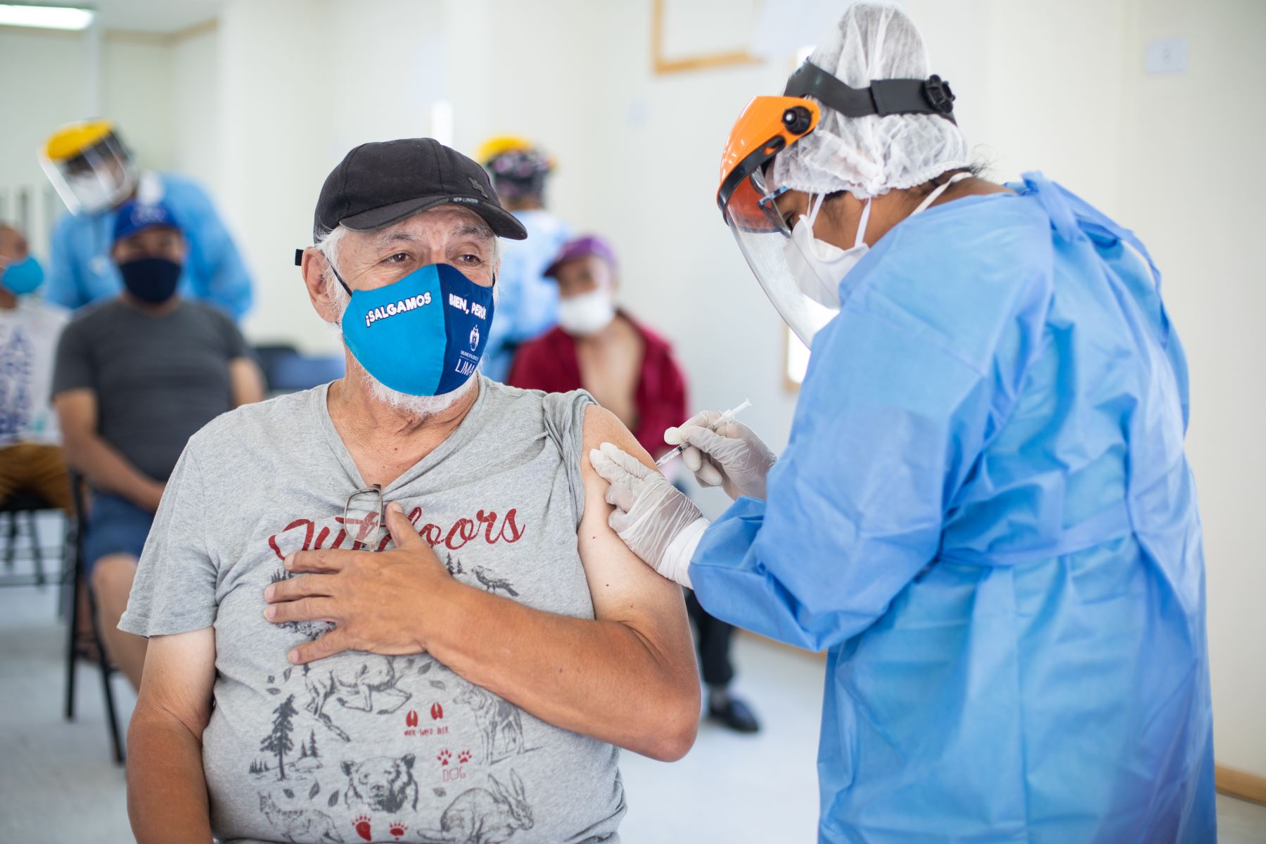 Este lunes 29 de marzo se iniciará la inoculación de adultos mayores de 80 años, durante cuatro días, en un vacunatorio implementado en la clínica Javier Prado, en San Isidro. Foto: ANDINA/difusión.