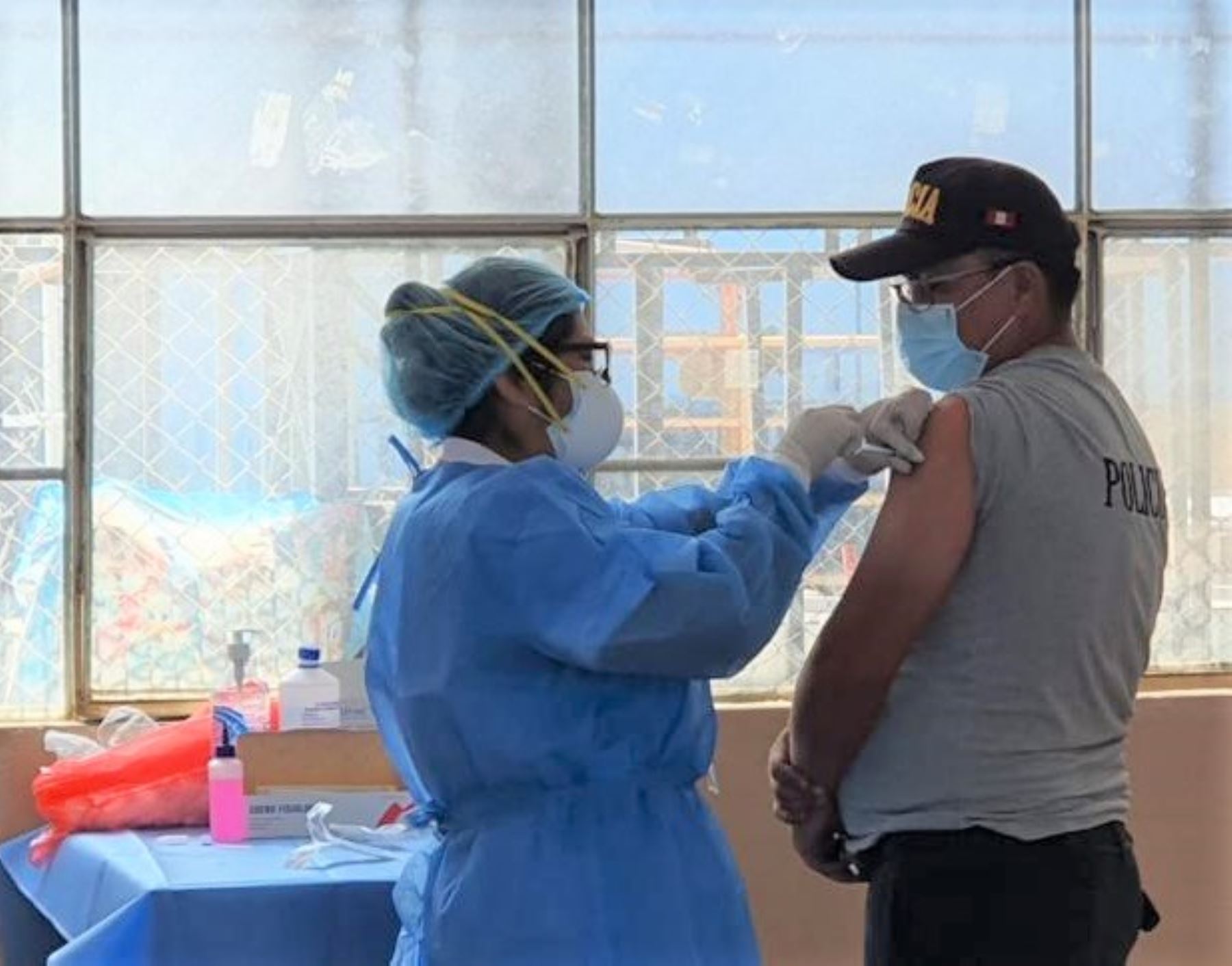 Arequipa empezó hoy a inmunizar a policías contra la covid-19 con el lote de vacunas Pfizer. ANDINA/Difusión