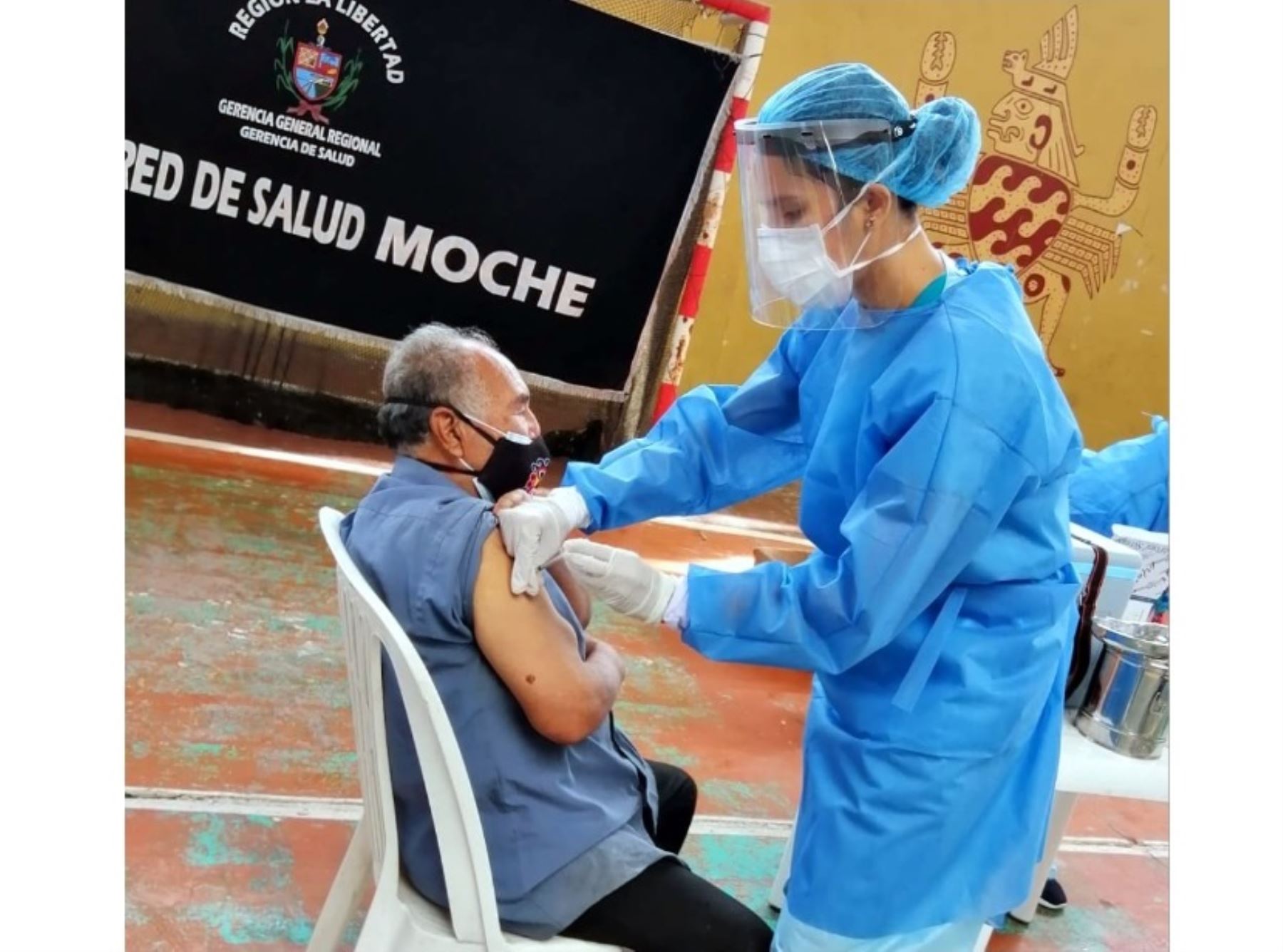 Usuarios del programa Pensión 65 de Arequipa, Loreto, La Libertad y San Martín serán los primeros en recibir la vacuna Pfizer para prevenir el contagio de la covid-19. ANDINA/Difusión