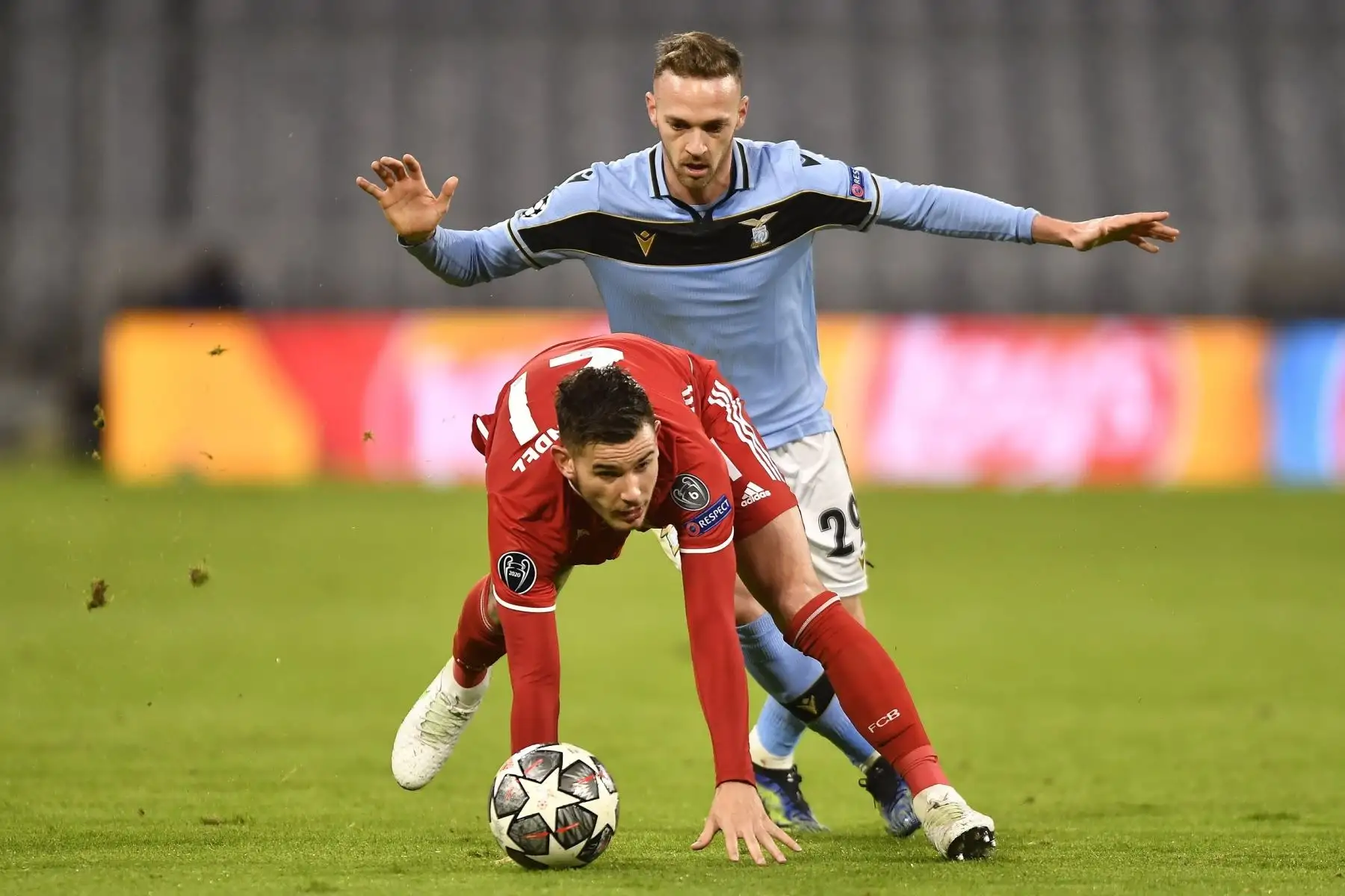 Lucas Hernandez del Bayern en acción contra Manuel Lazzari de la Lazio durante los octavos de final de la UEFA Champions League, en Munich, Alemania. Foto: EFE