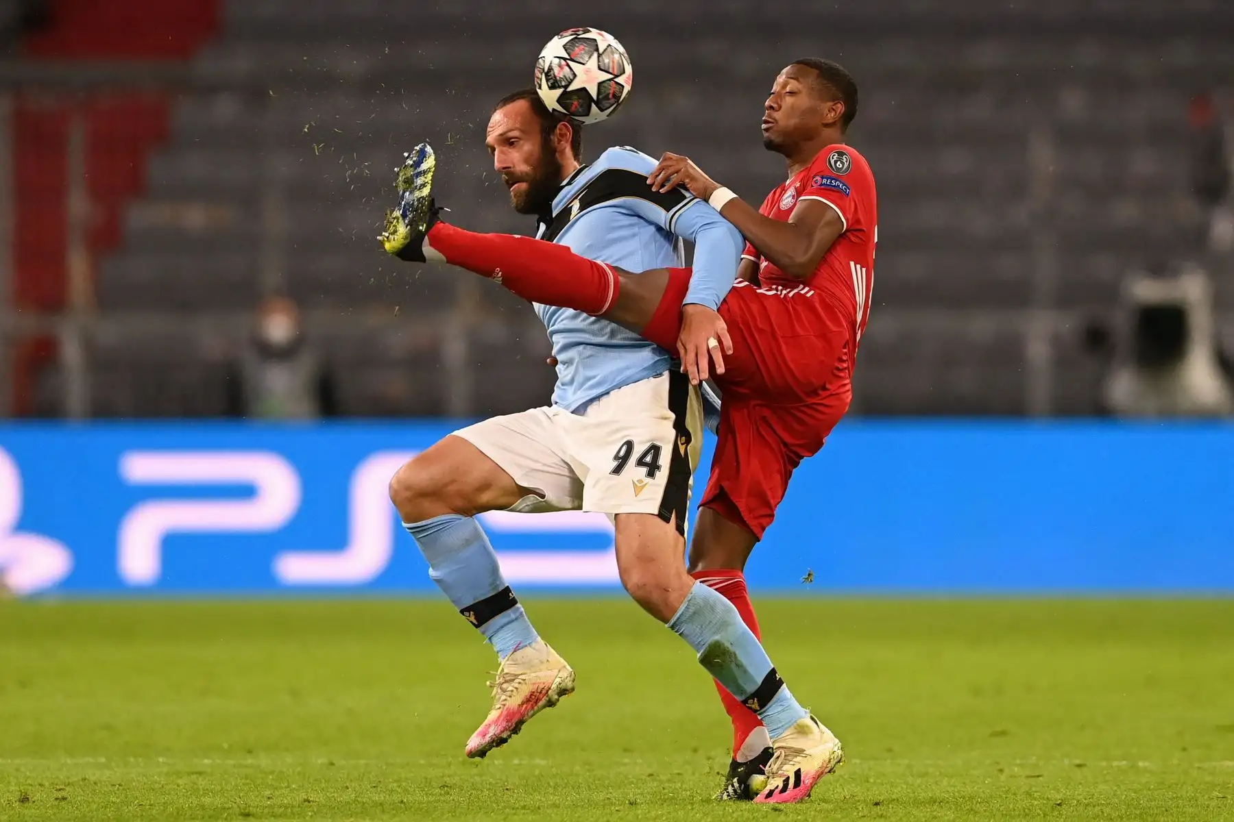 El delantero de Kosovo de Lazio Vedat Muriqi y el defensor austríaco del Bayern de Múnich David Alabavie luchan por el balón durante los octavos de final de la Liga de Campeones de la UEFA. Foto: AFP