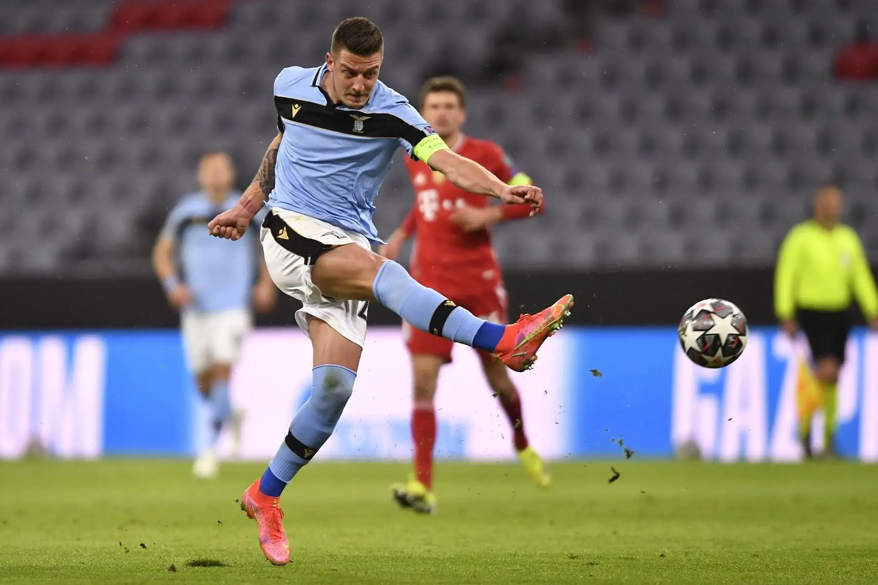 Sergej Milinkovic-Savic de la Lazio en acción durante los octavos de final de la Liga de Campeones de la UEFA. Foto: EFE