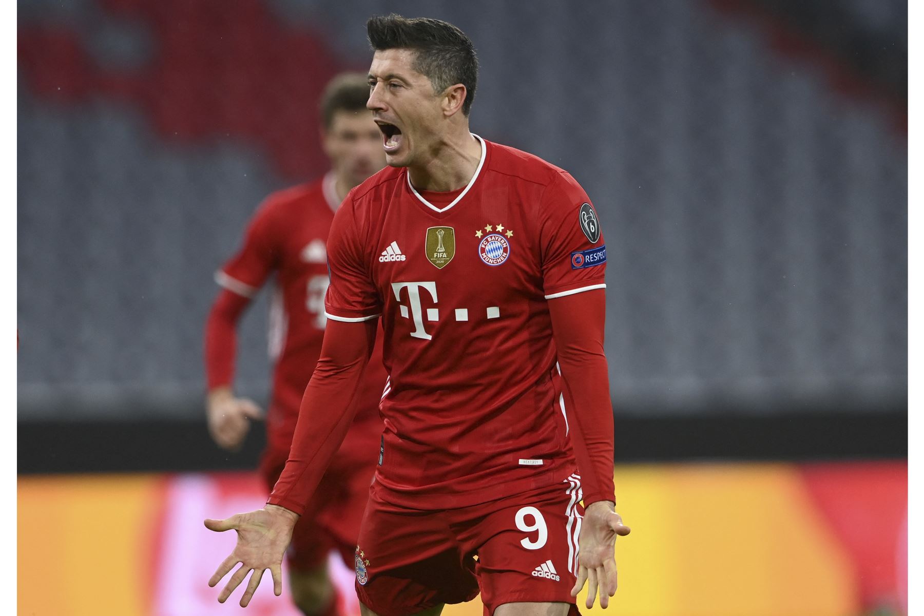 El delantero polaco del Bayern de Múnich, Robert Lewandowski, celebra con sus compañeros el primer gol desde el punto de penalti durante el partido de vuelta de octavos de final de la Liga de Campeones de la UEFA. Foto: AFP
