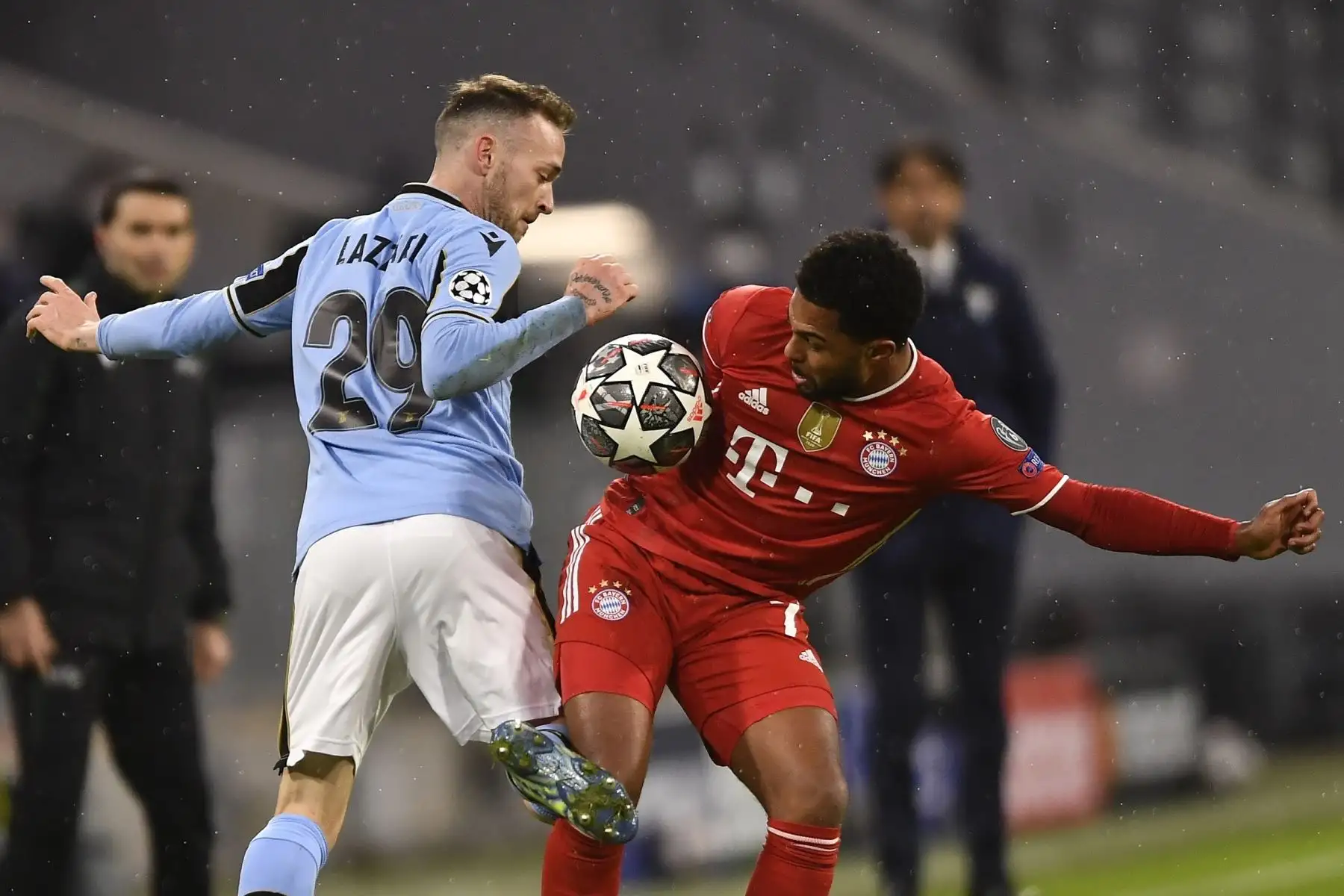 Serge Gnabry del Bayern en acción contra Manuel Lazzari de la Lazio durante los octavos de final de la UEFA Champions League. Foto: EFE