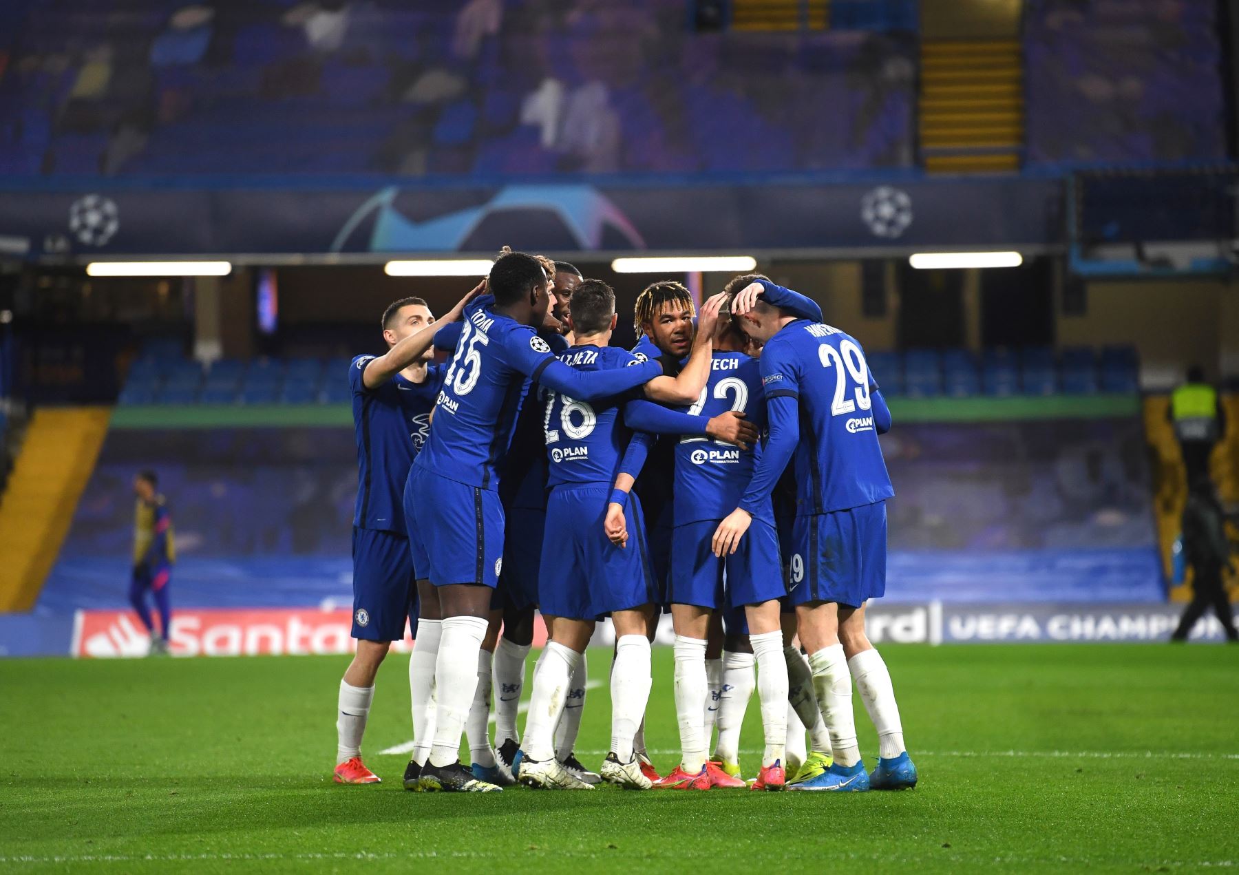 Hakim Ziyech del Chelsea celebra con sus compañeros tras marcar el 1-0 durante los octavos de final de la UEFA Champions League. Foto: EFE