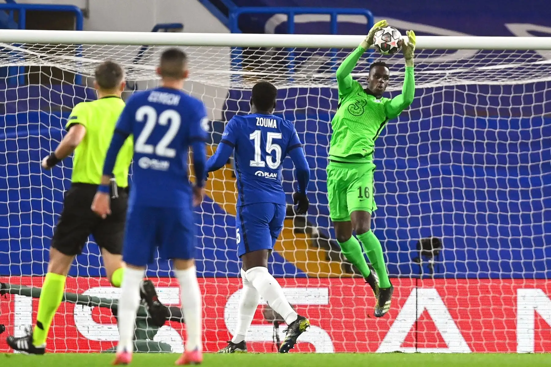 El portero del Chelsea Edouard Mendy ataja un balón durante los octavos de final de la UEFA Champions League, en Londres. Foto: EFE