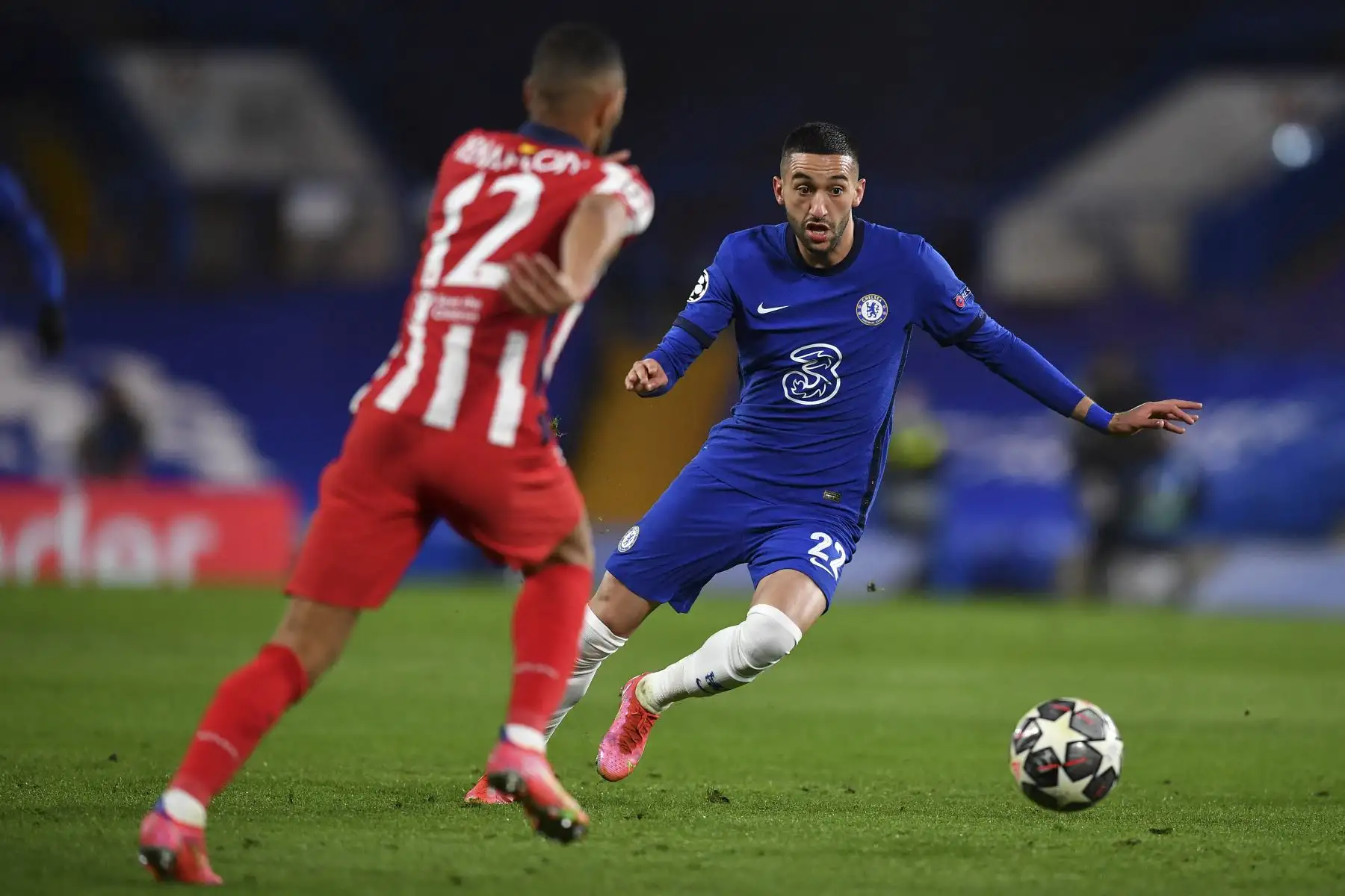 El centrocampista marroquí del Chelsea, Hakim Ziyech, compite contra el defensor brasileño del Atlético de Madrid, Renan Lodi, durante los octavos de final de la Liga de Campeones de la UEFA. Foto: AFP