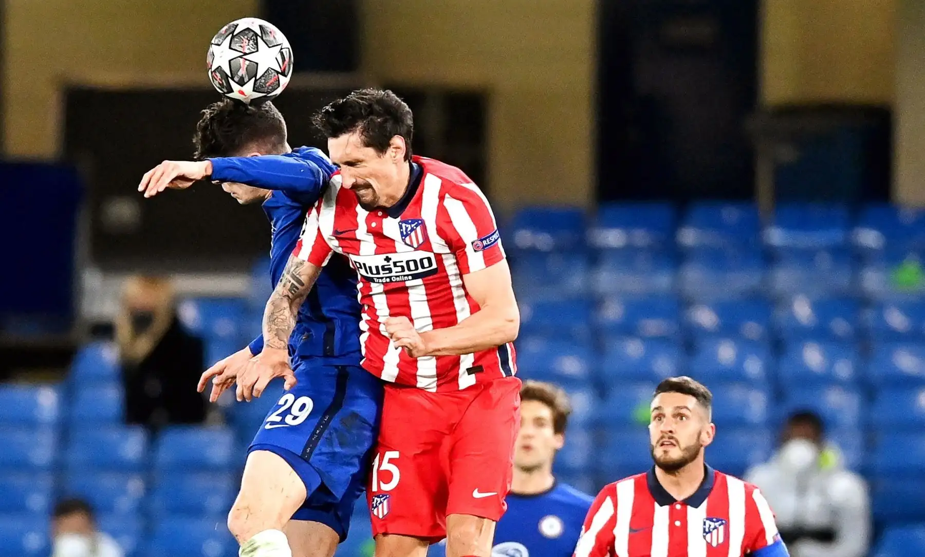 Kai Havertz del Chelsea en acción contra Stefan Savic  del Atlético durante los octavos de final de la Liga de Campeones de la UEFA. foto: EFE